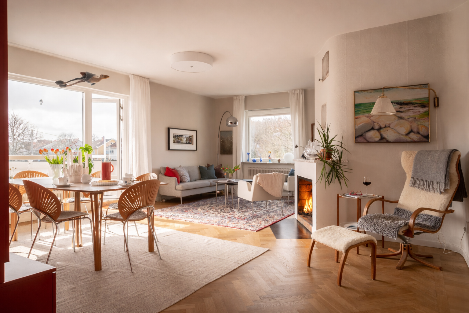 Generösa sällskapsytor där matsal och vardagsrum samspelar i en öppen och social planlösning