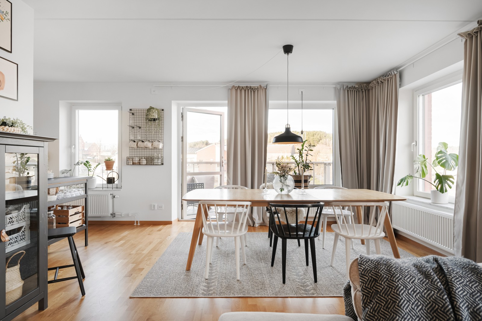 Välkommen till denna sociala trea med två balkonger!