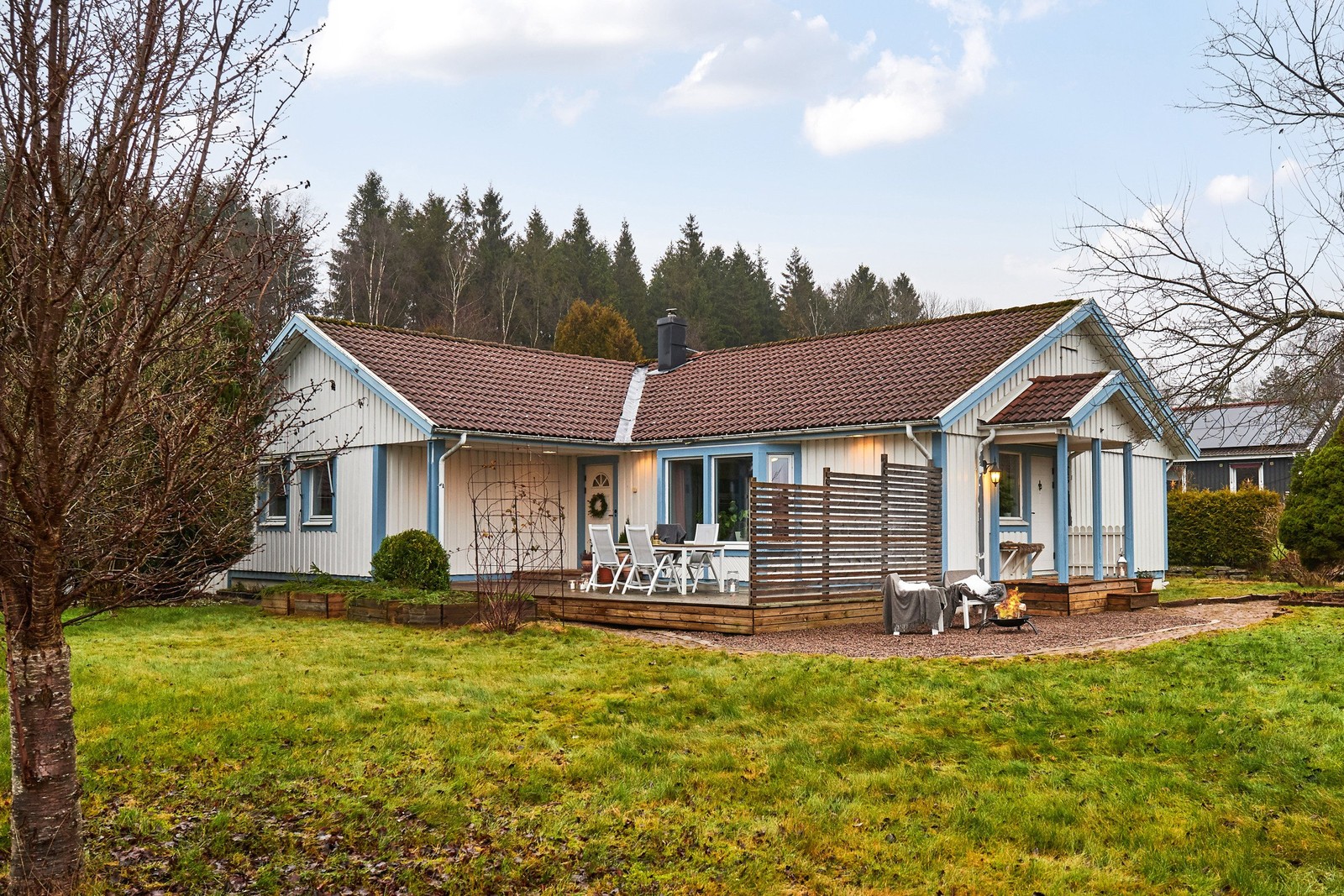 Trevlig trädgård med utrymme för såväl lek och bus som odling