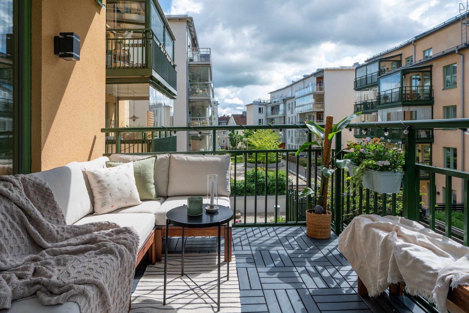 Njut av den generösa balkongen