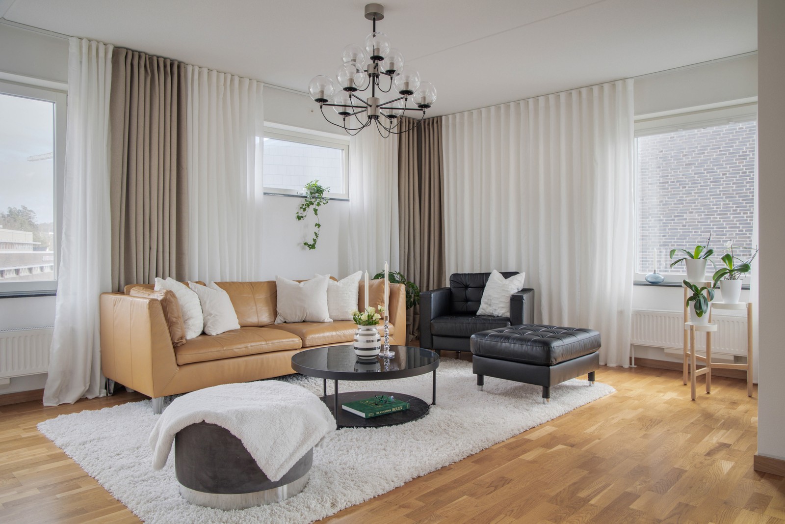 Välkomna till en välplanerad tvåa med en stor inglasad balkong