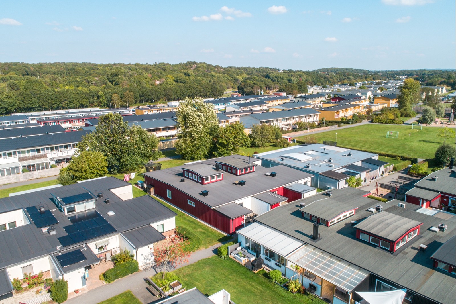 Centralt i Torslanda nära förskolor, skolor och affär