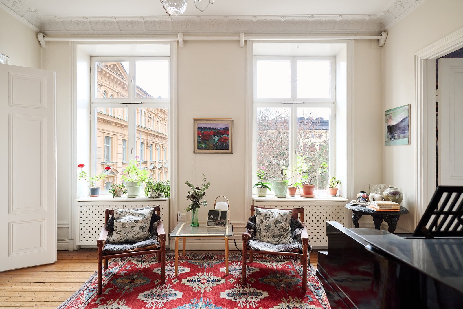 Vackra fönster med fri utsikt över torget