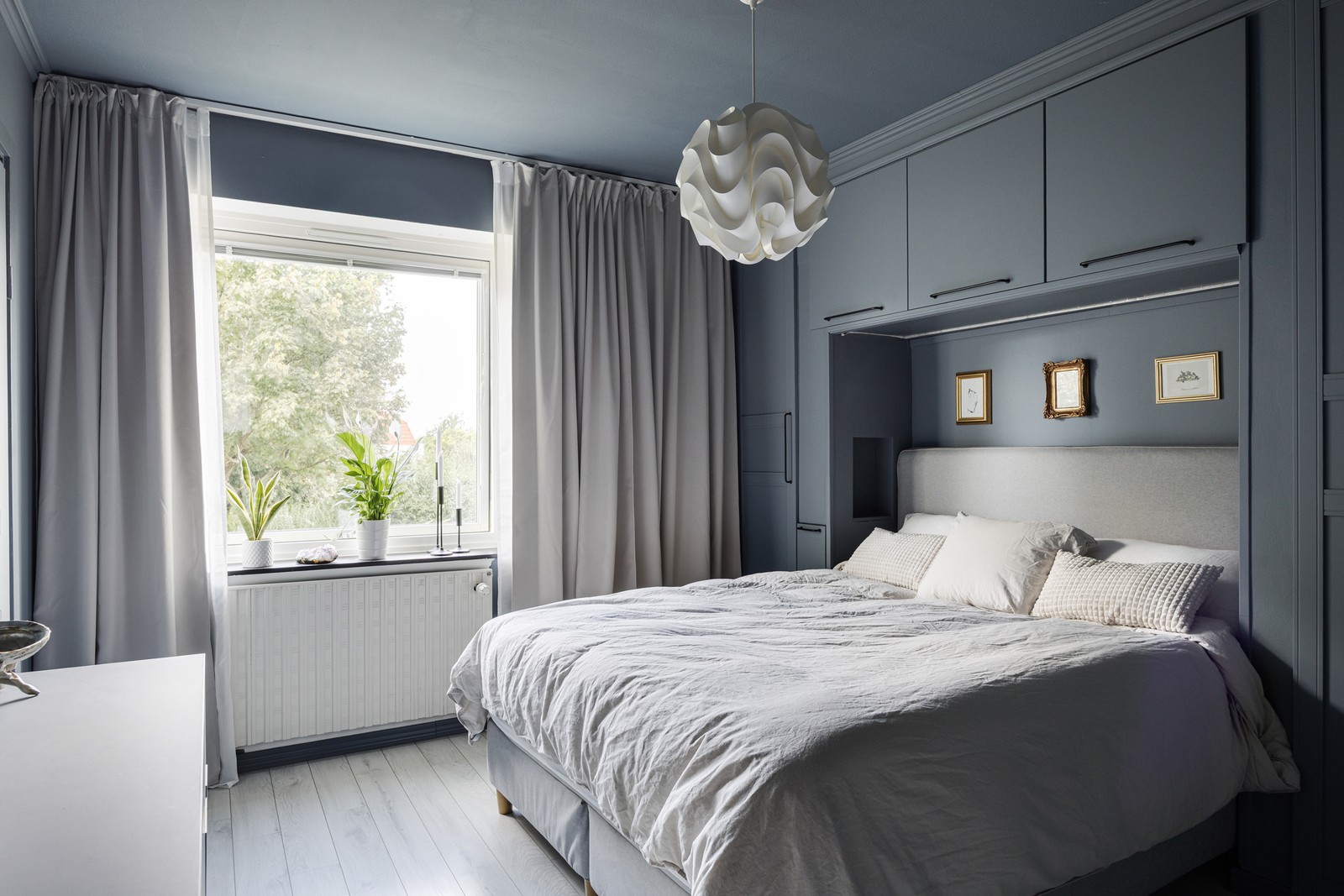 Master sovrum med egen klädkammare