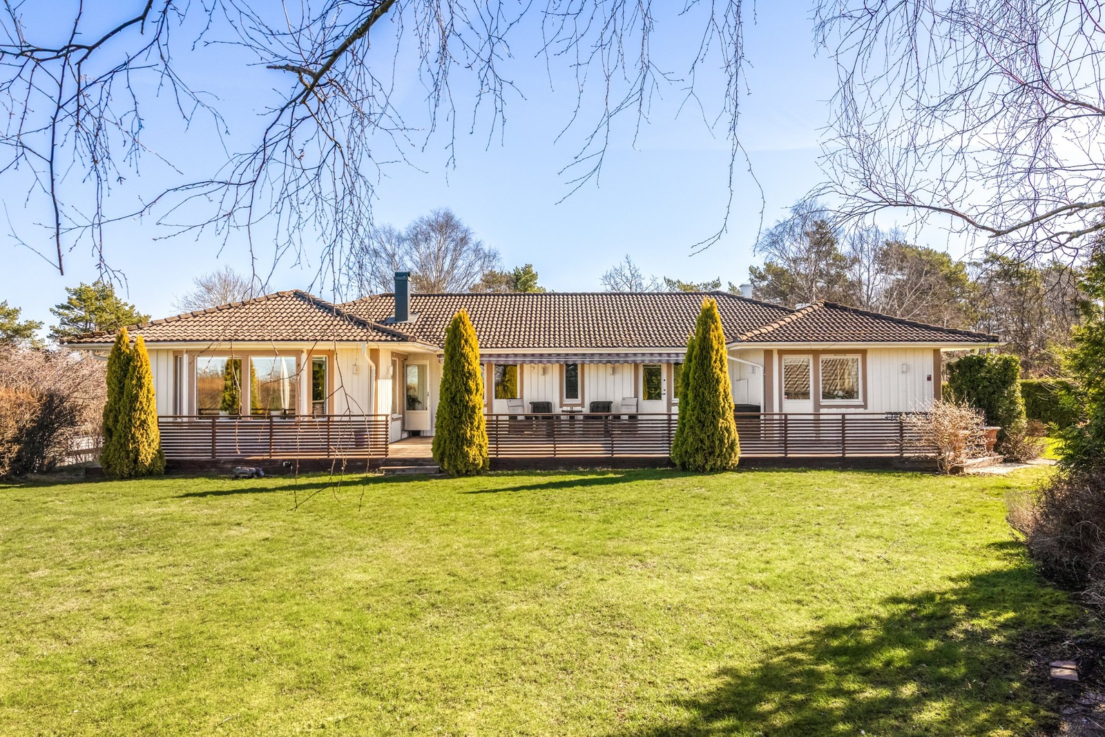 Insynsskyddat läge, omgiven av en generös altan, rymlig trädgård i soligt läge.