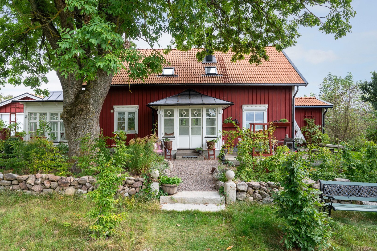 Modern villa med lantlig charm omgärdad av en underbar trädgårdsdröm