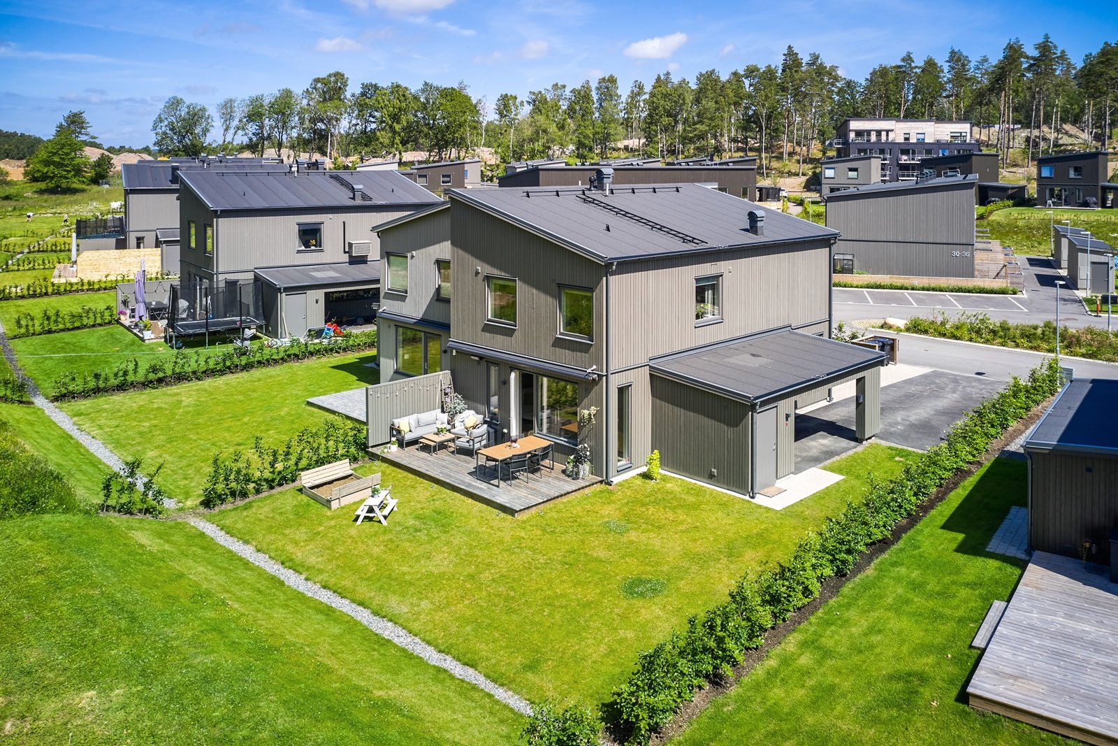 Trevligt Br-parhus med fritt läge och gräsmatta