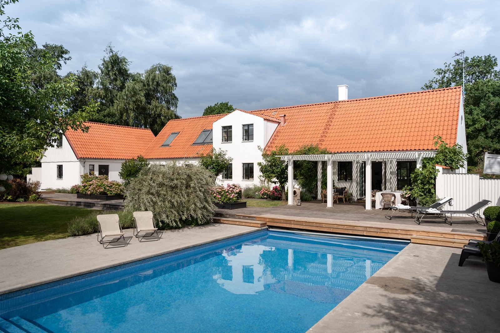 Klassisk skånelänga nära havet med moderna inslag