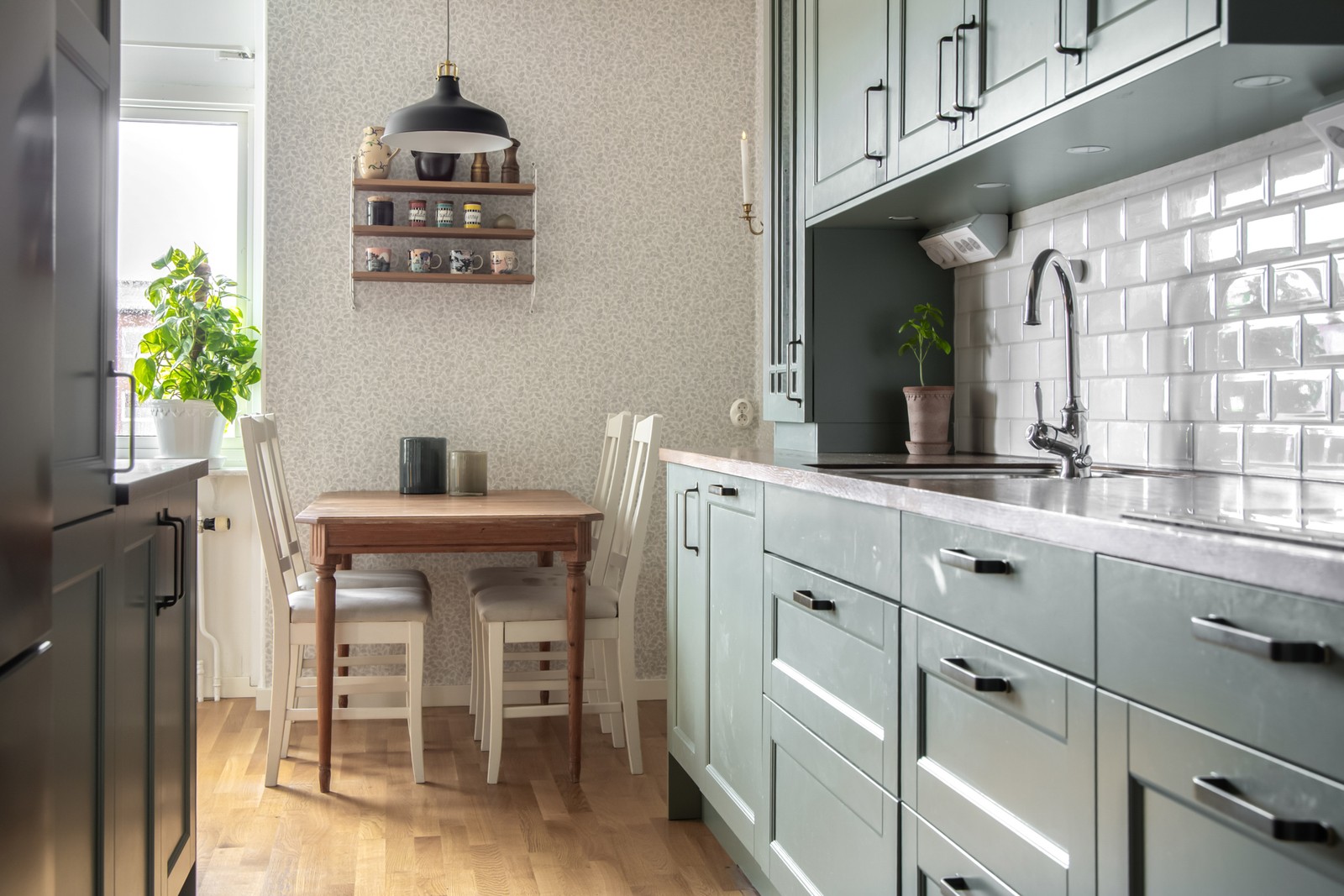 Stilrent kök med gott om skåpförvaring