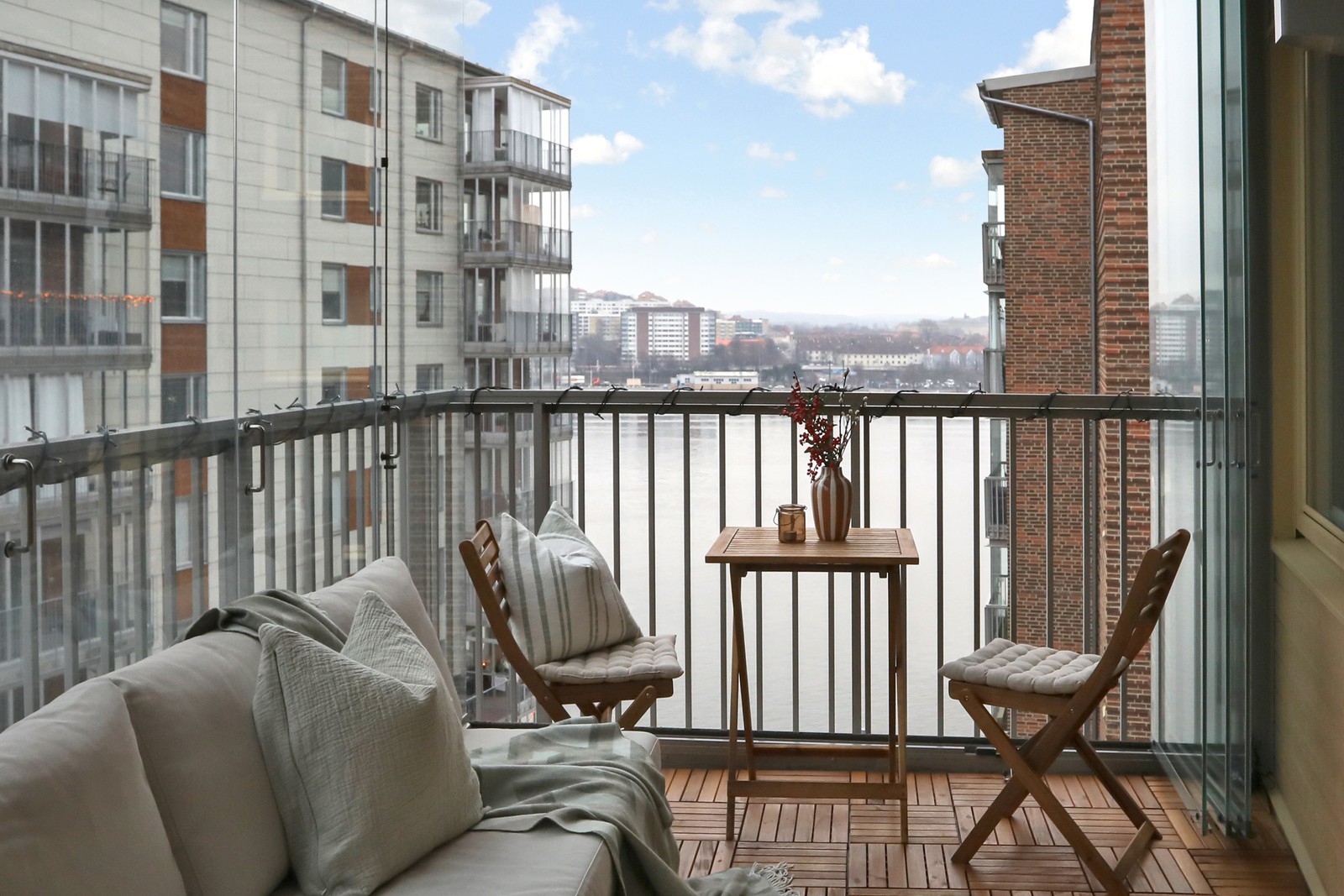 Med sin högt belägna plats i huset får ni en härlig vy över älven