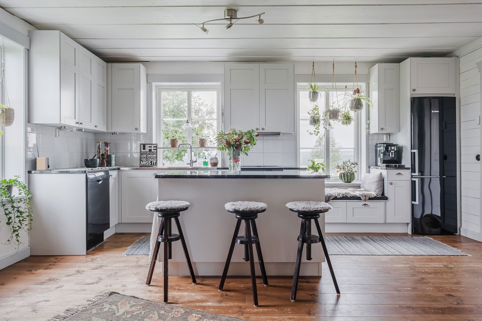 Ljust och välutrustat kök från Marbodal