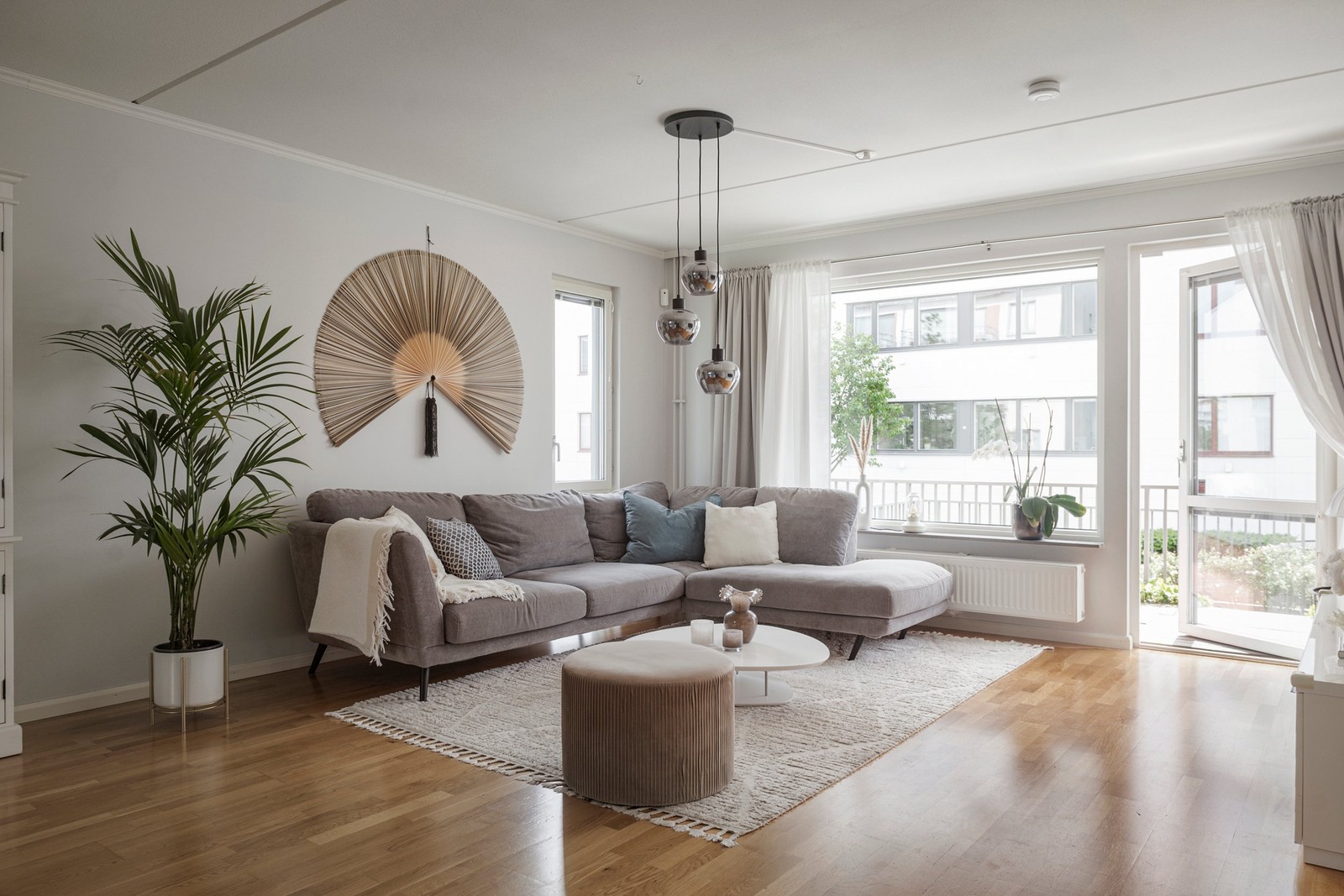 En mycket härlig planlösning där ljuset sprider sig fint genom de sociala ytorna