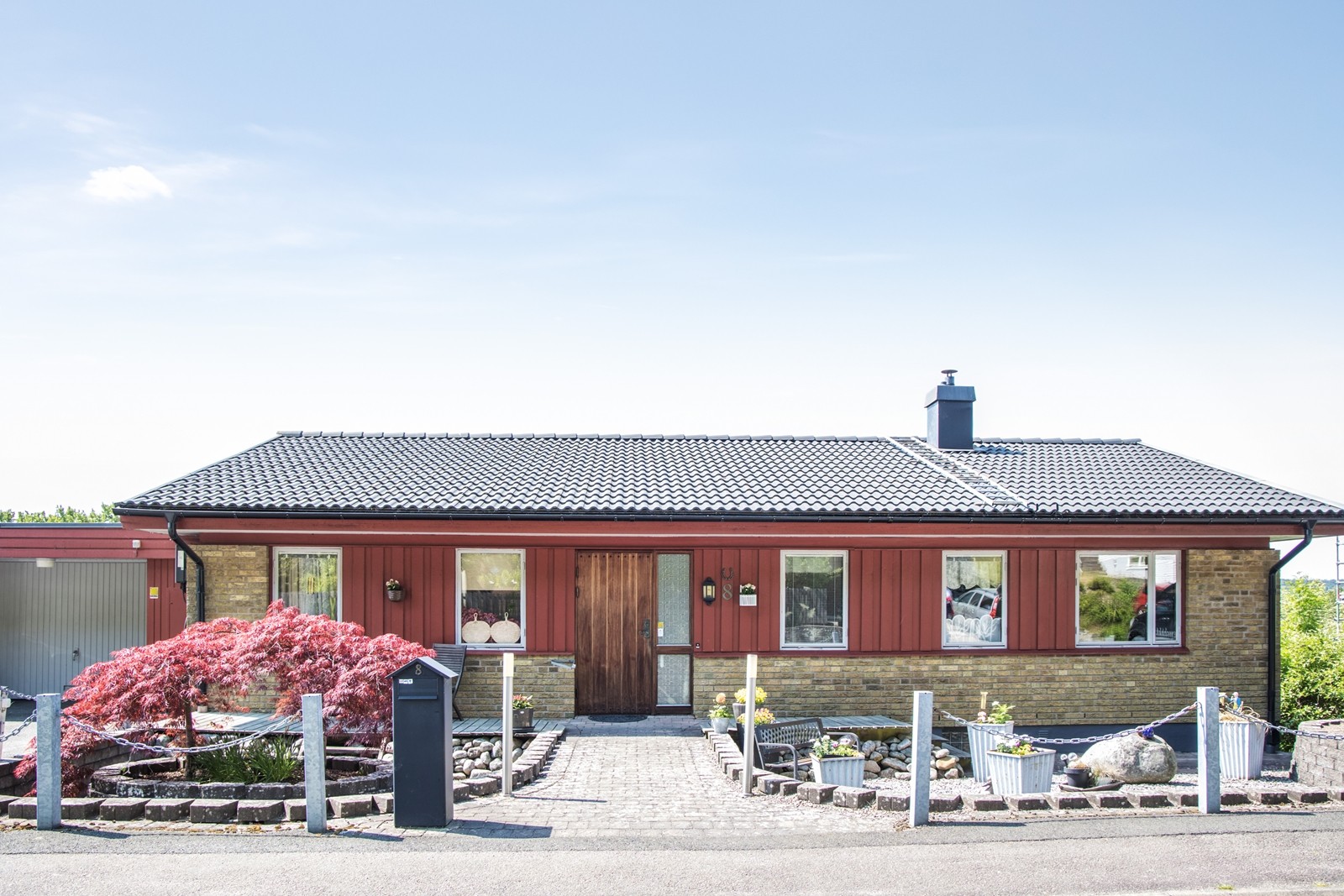 Välkomnande entré till denna souterrängvilla