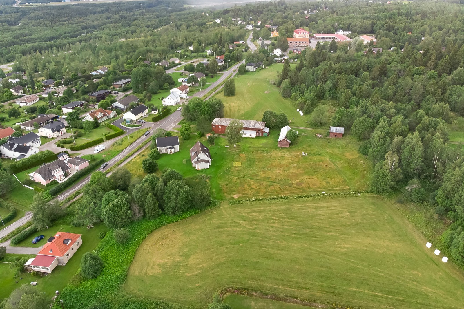 Vy över fastigheten 20 ha åker och skogsmark