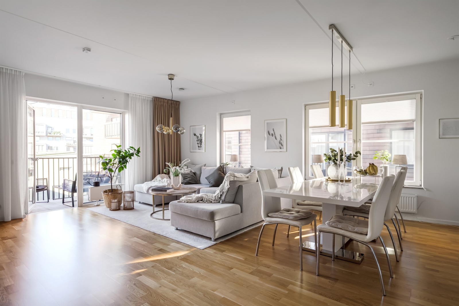 Här möts ni av rymliga ytor och ett härligt ljusflöde!