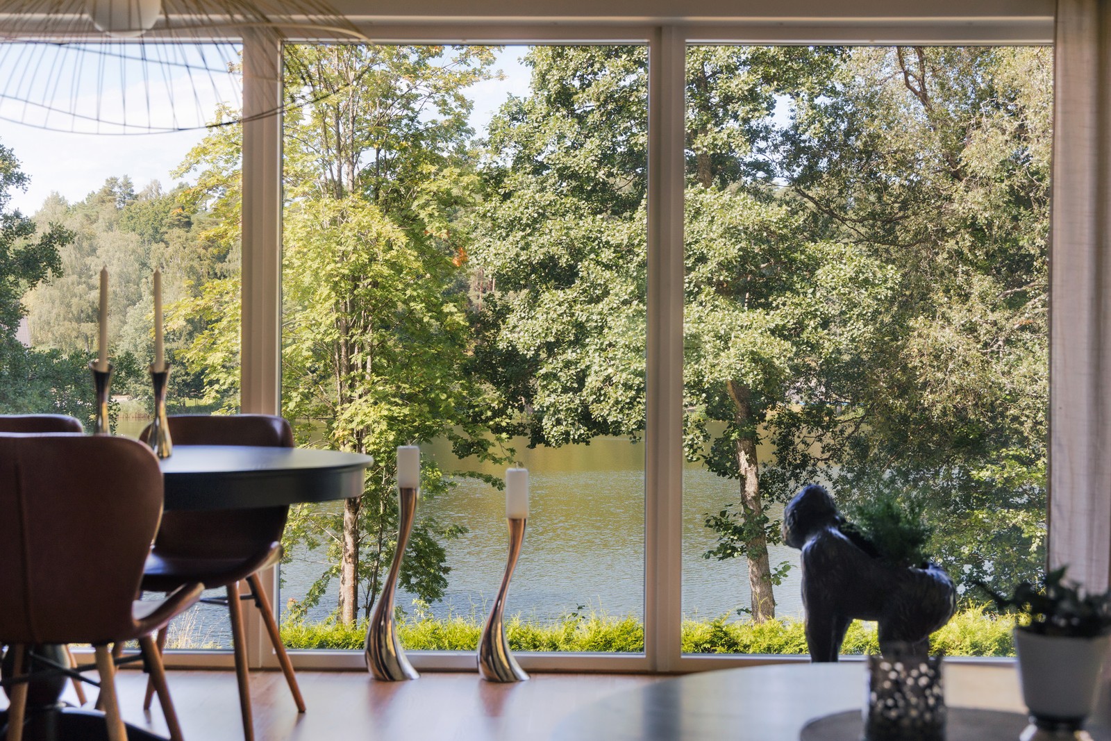 Hänförande sjöutsikt från bostadens sällskapsytor
