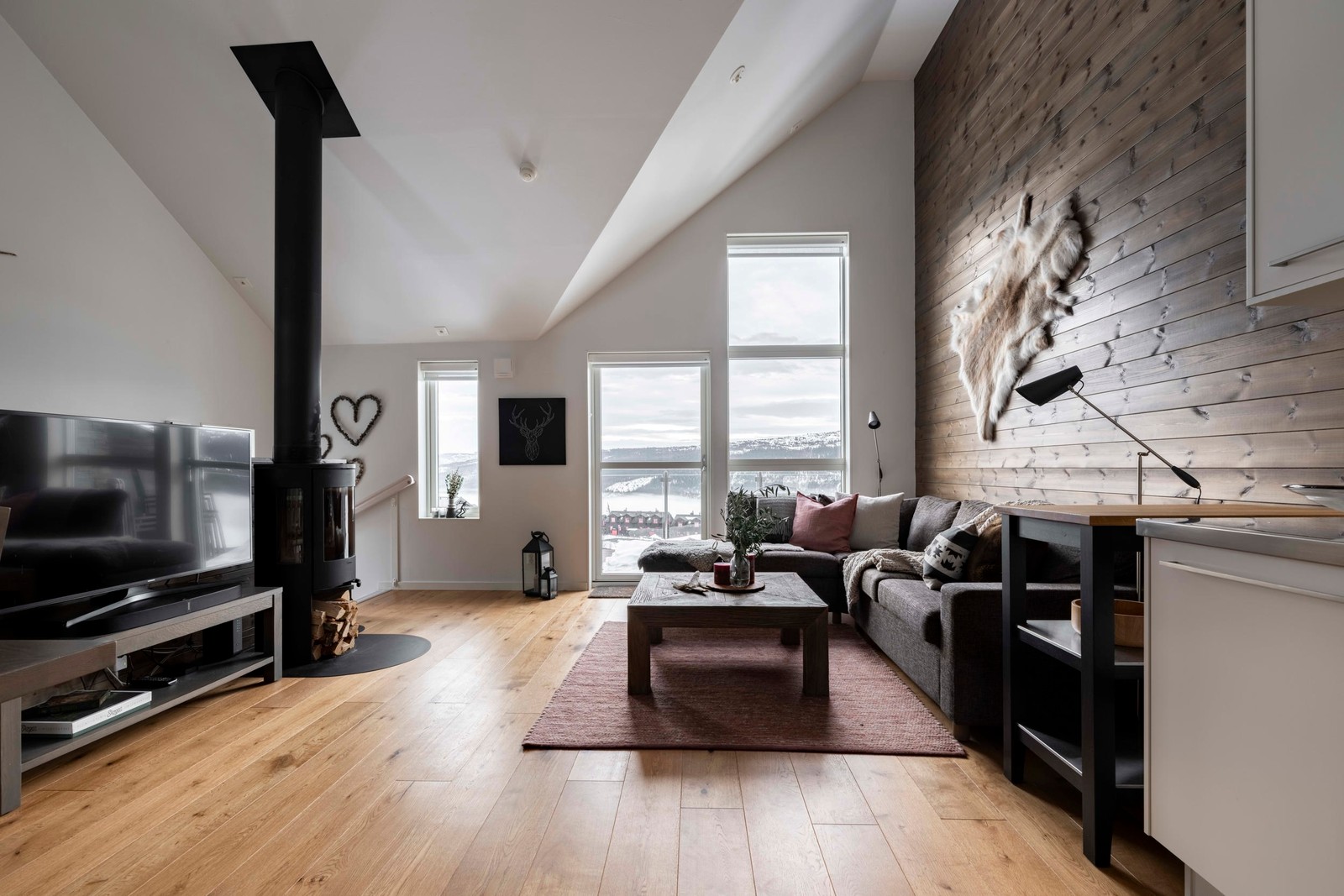 Högt i tak på övervåningen ger en härlig rymd