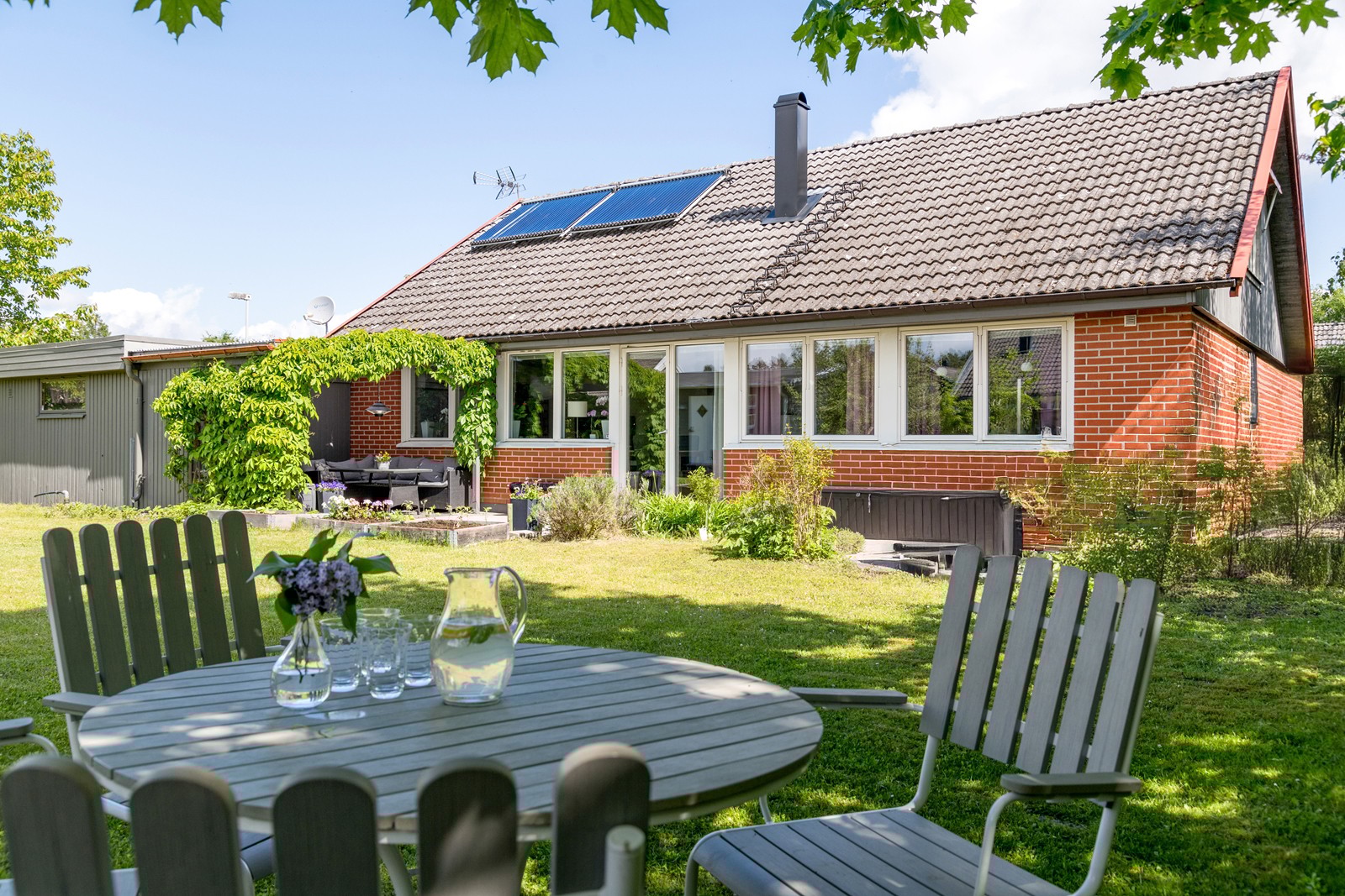 Lummig trädgård (vårbild)