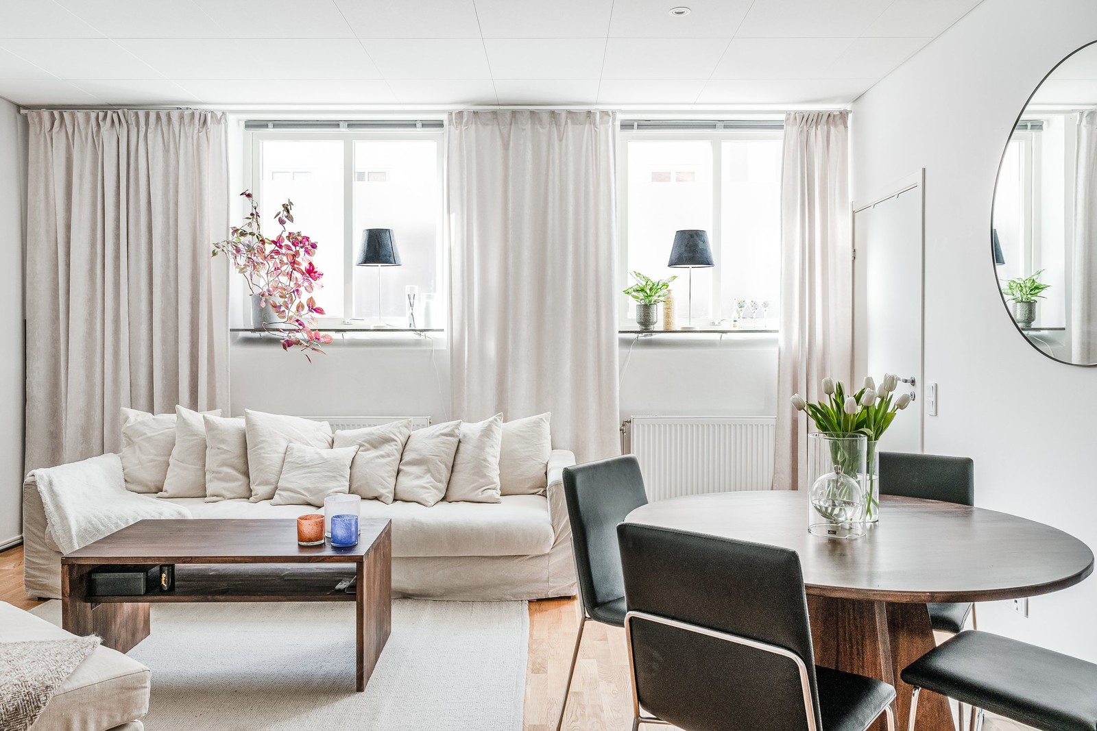 Stort vardagsrum med matsalsdel samt plats för soffgrupp