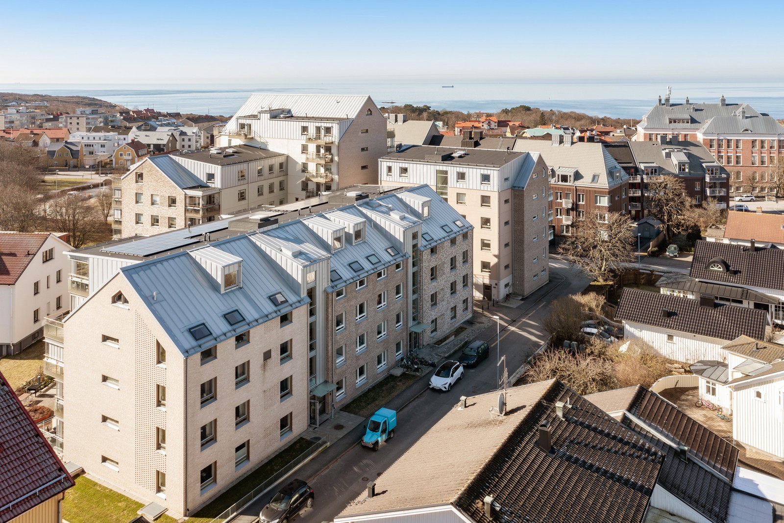 Fasader i sand- och jordfärgat danskt tegel som samspelar med närheten till Varbergs stränder.