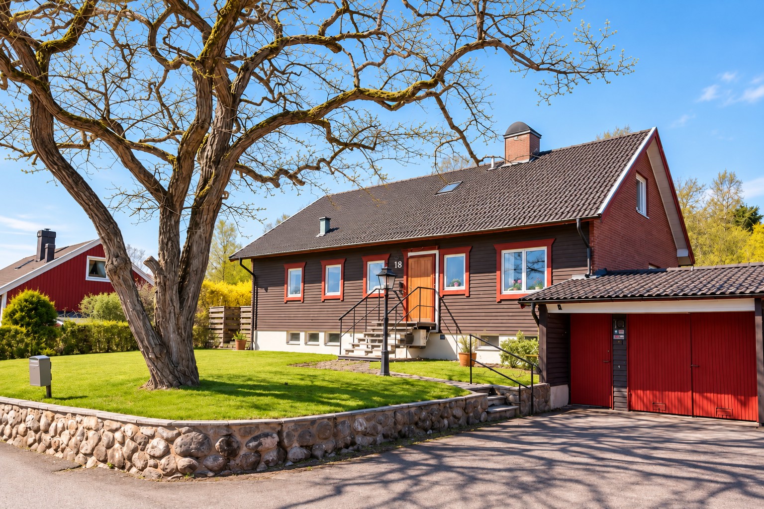 Välkommen till Snarberget 18 – en generös och välplanerad familjevilla.