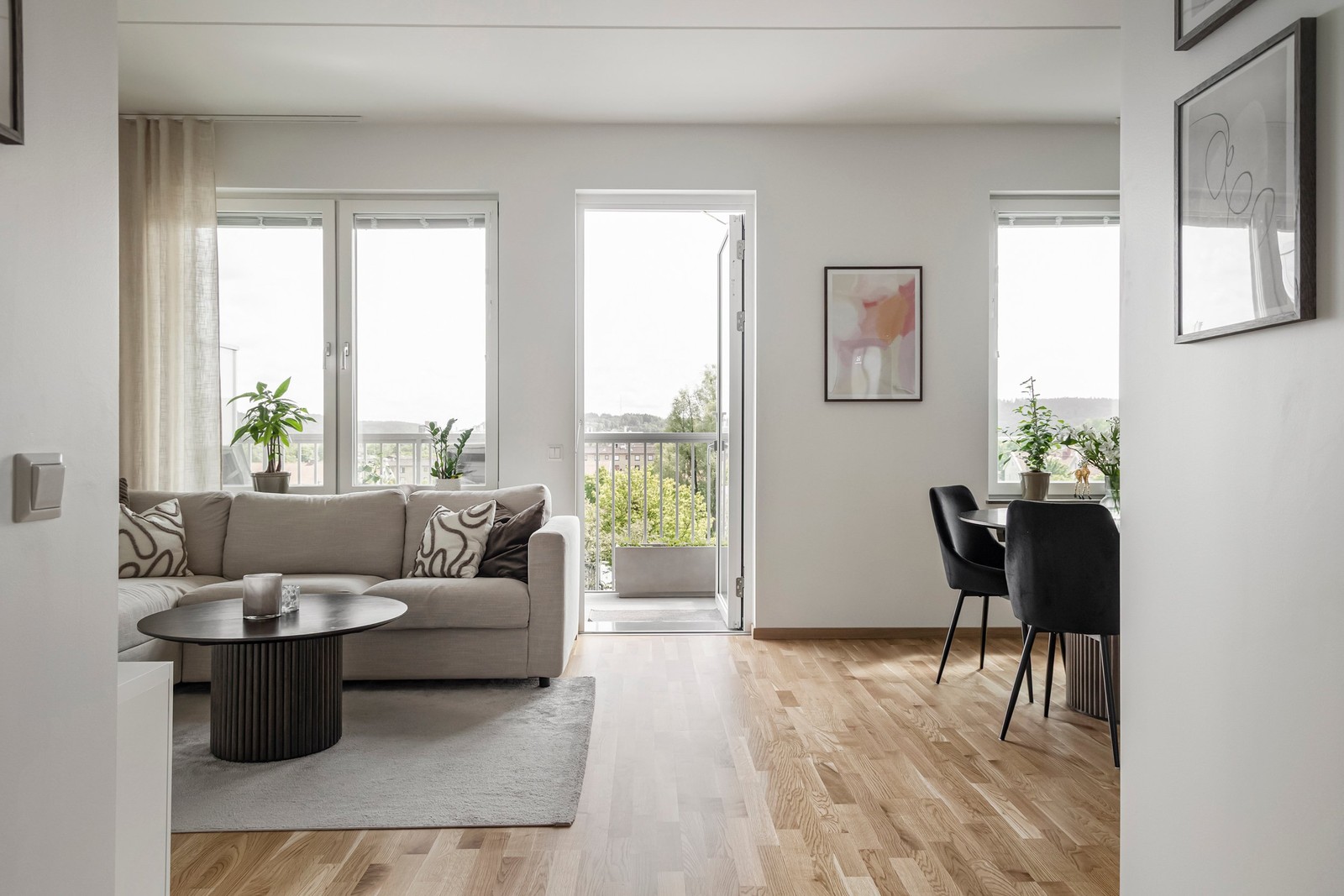 Välkomna till denna underbara tvåa med två balkonger på våning 4