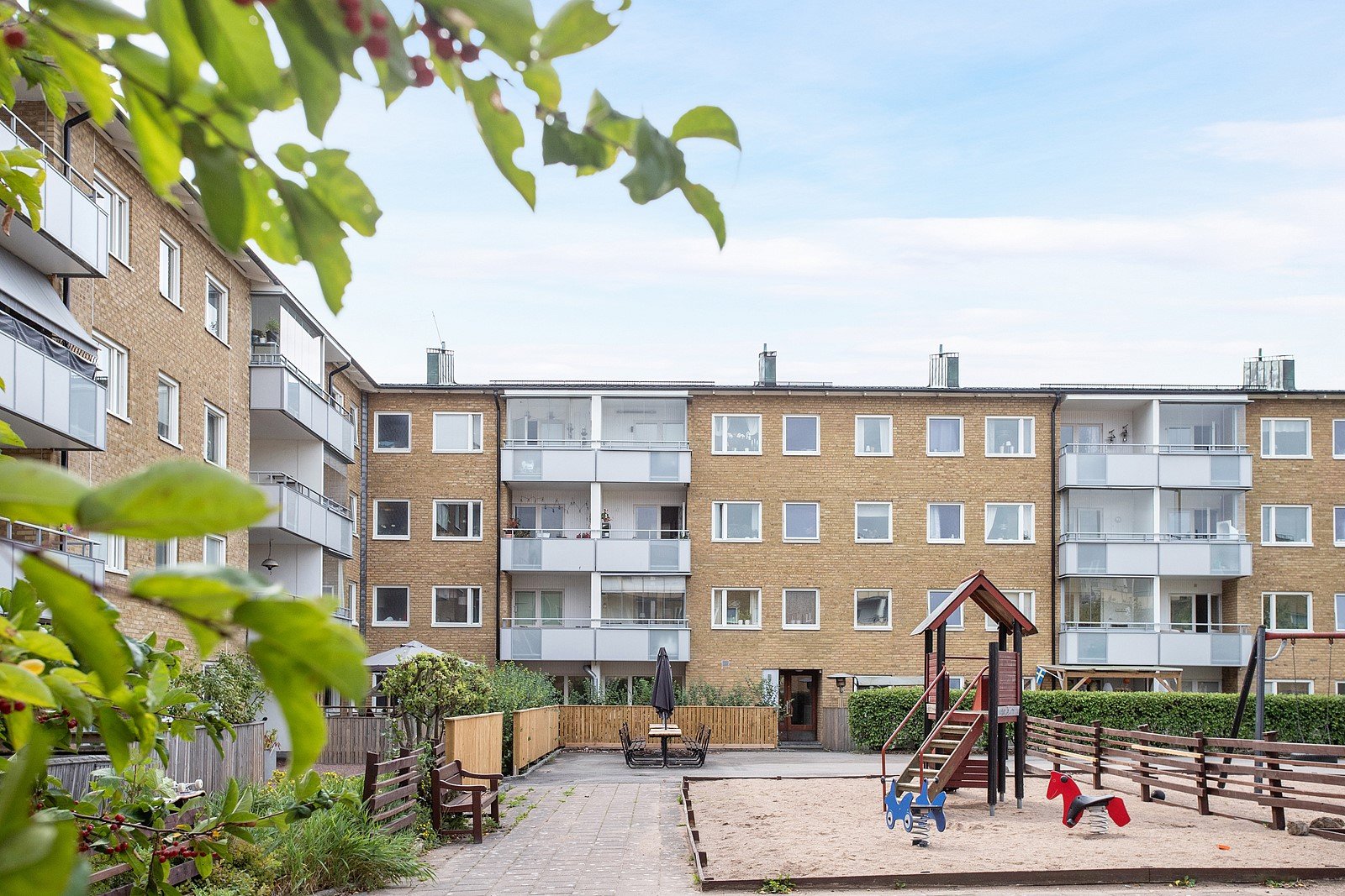 Föreningen disponerar över en stor innergård med fina grönytor