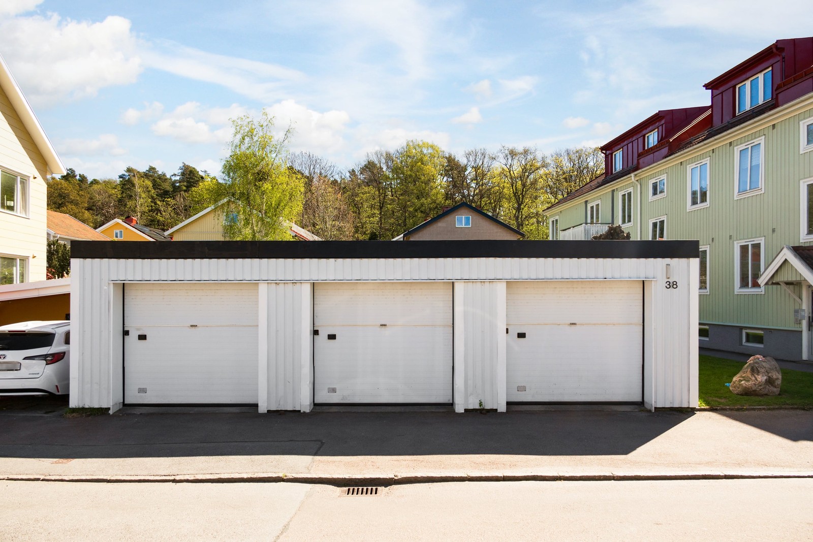 Garagelänga med tre parkeringsplatser