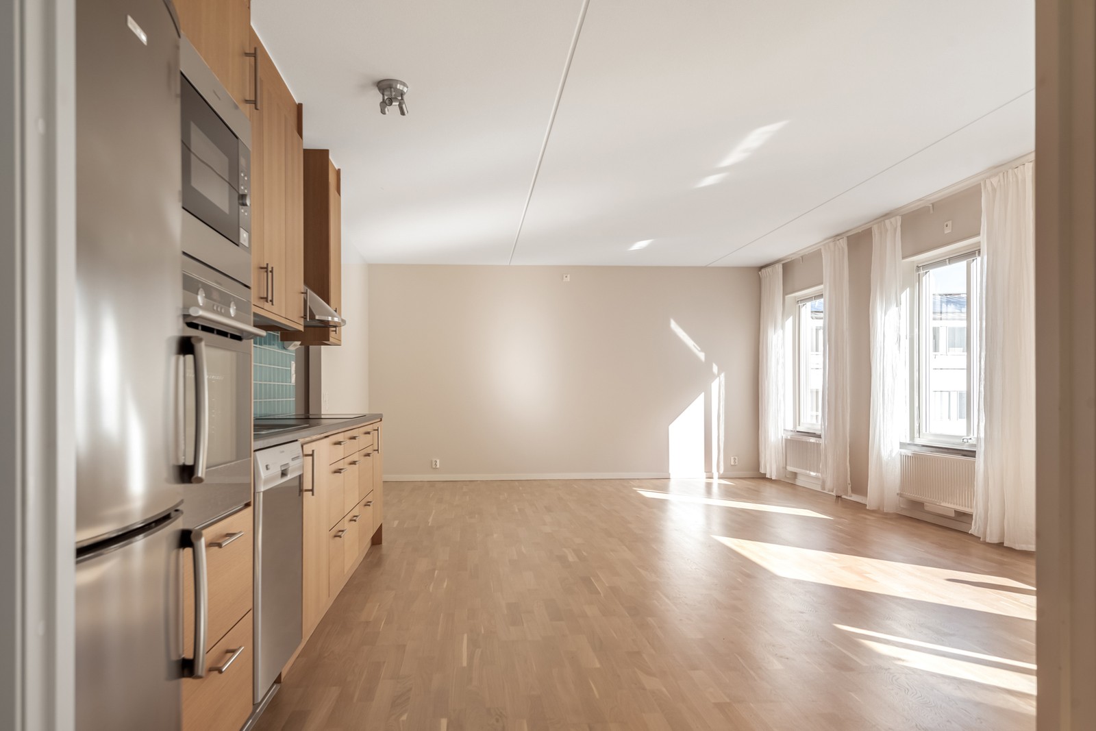 Välkomna till denna spatiösa tvåa!