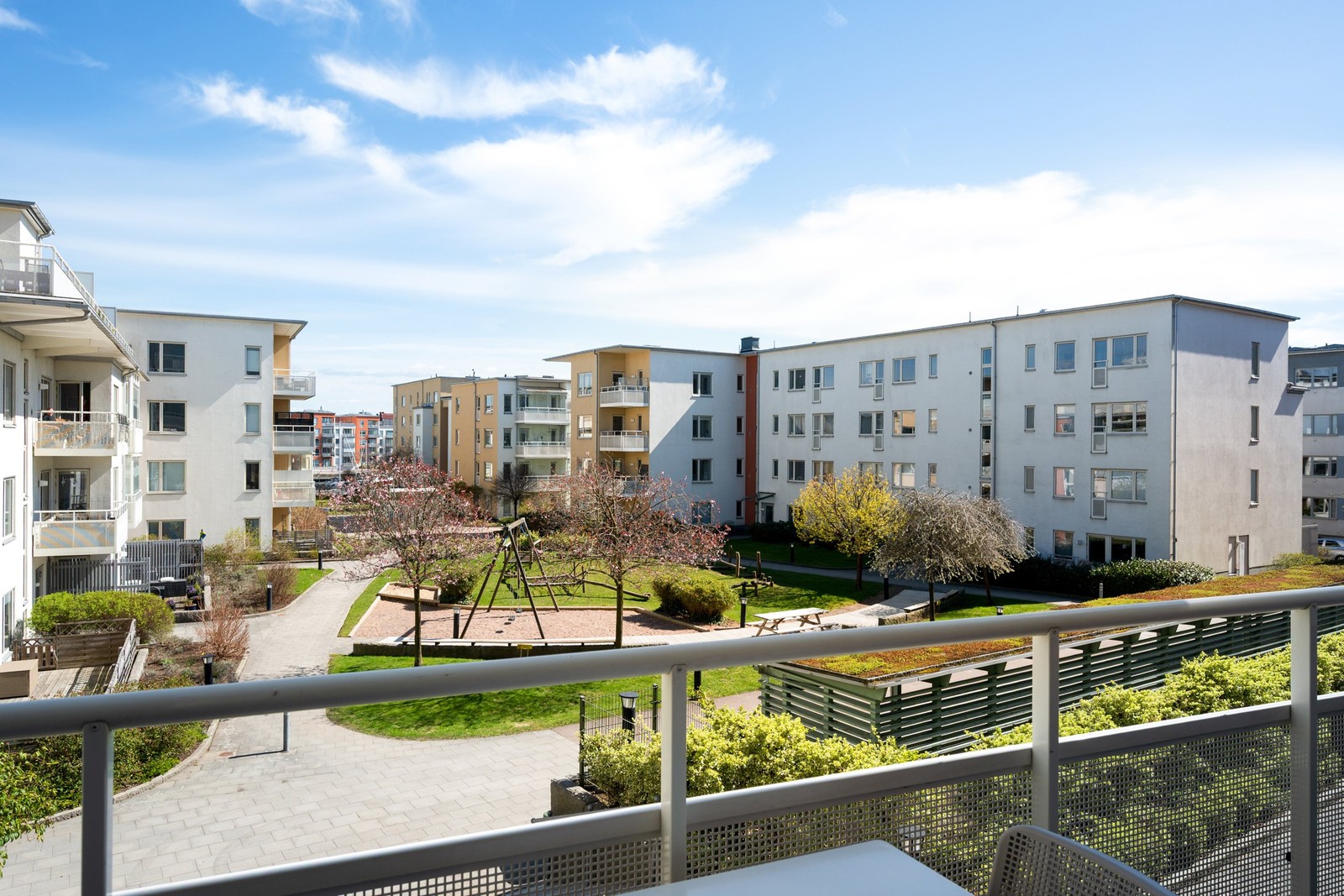 Bostadens ena balkong mot föreningens lugna gård med förmiddagssol