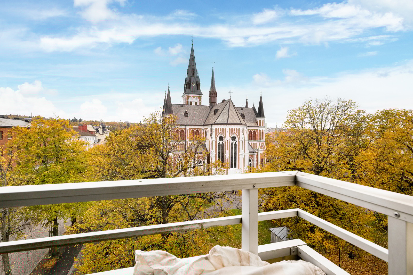 Hörntvåa med västerbalkong – mitt i stan, högt över bruset.