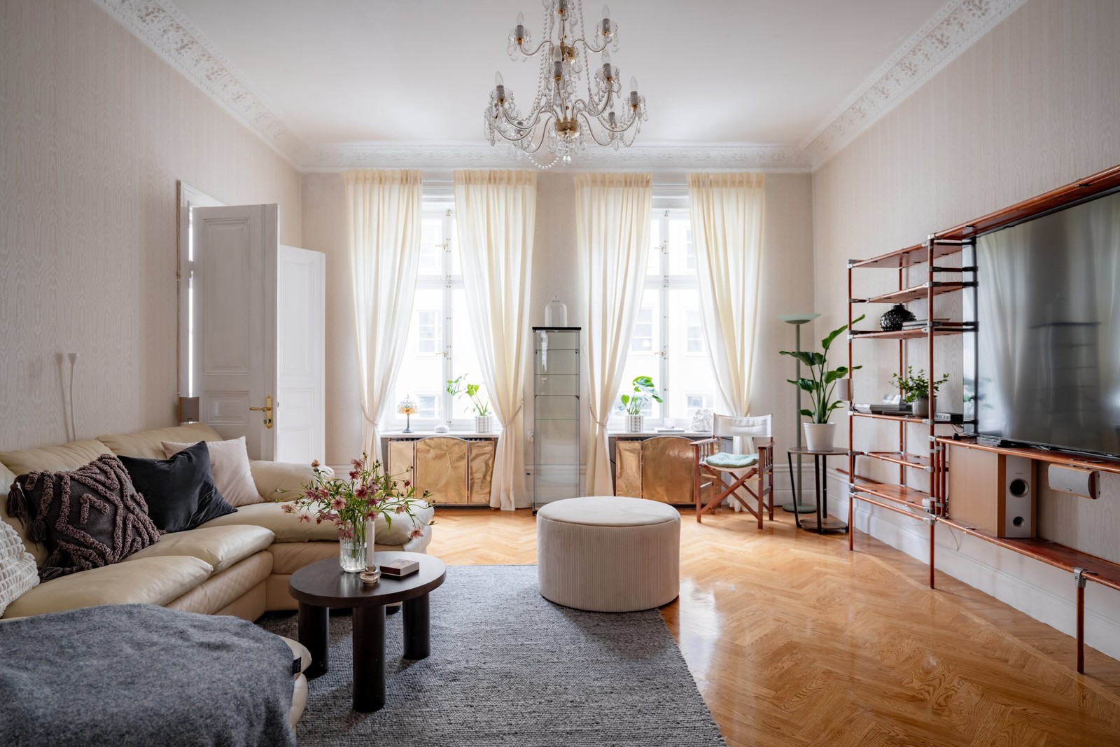 Vardagsrum med högt till tak och vackra detaljer