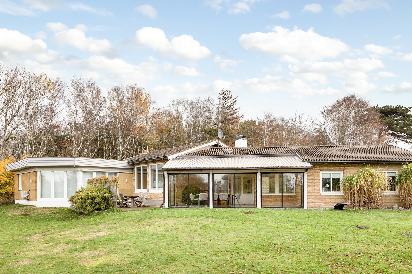 Enplansvilla i etage - endast tvåhundra meter från svalkande dopp i havet