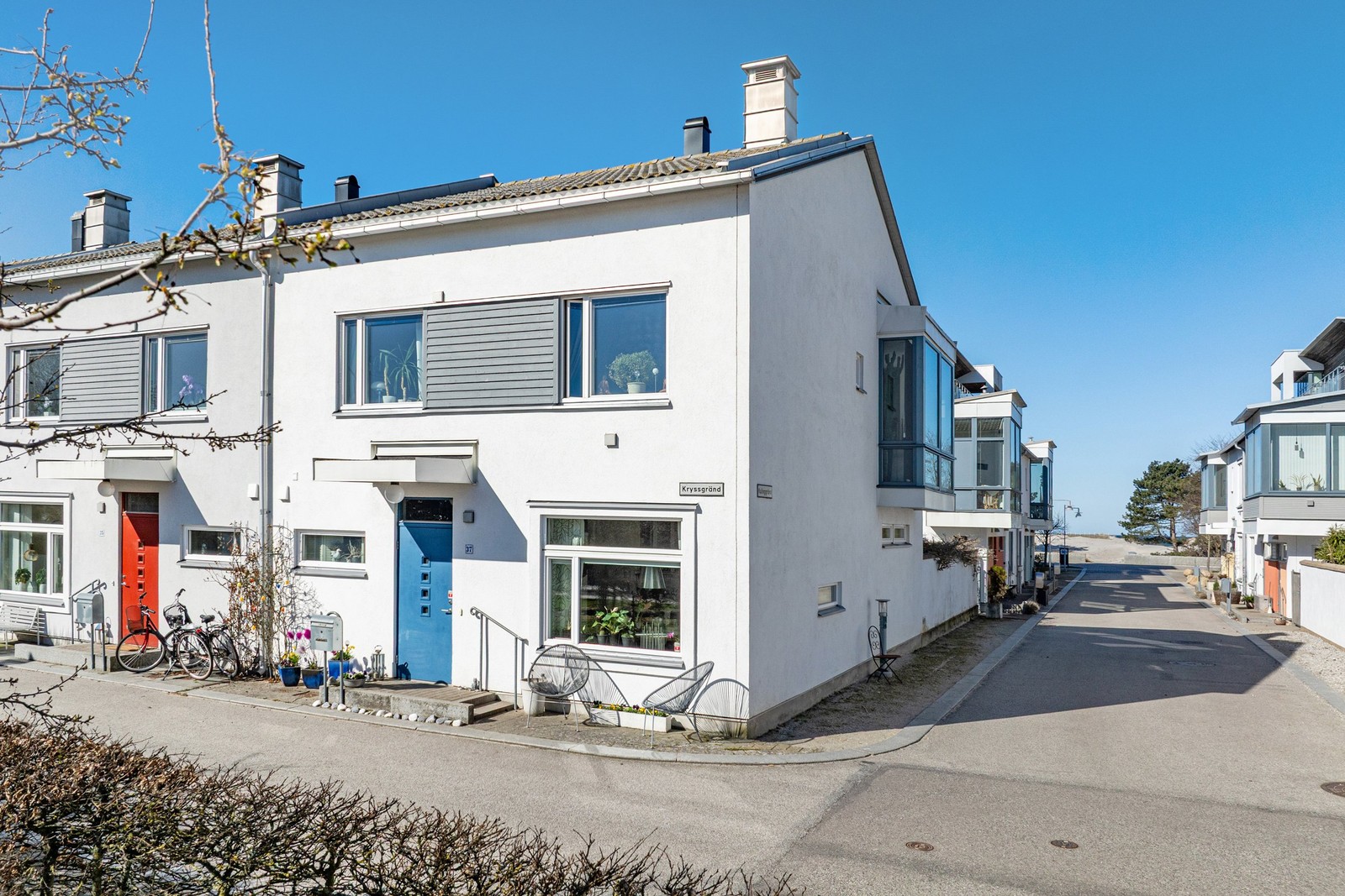 Bo med havsutsikt och granne med hav och strand