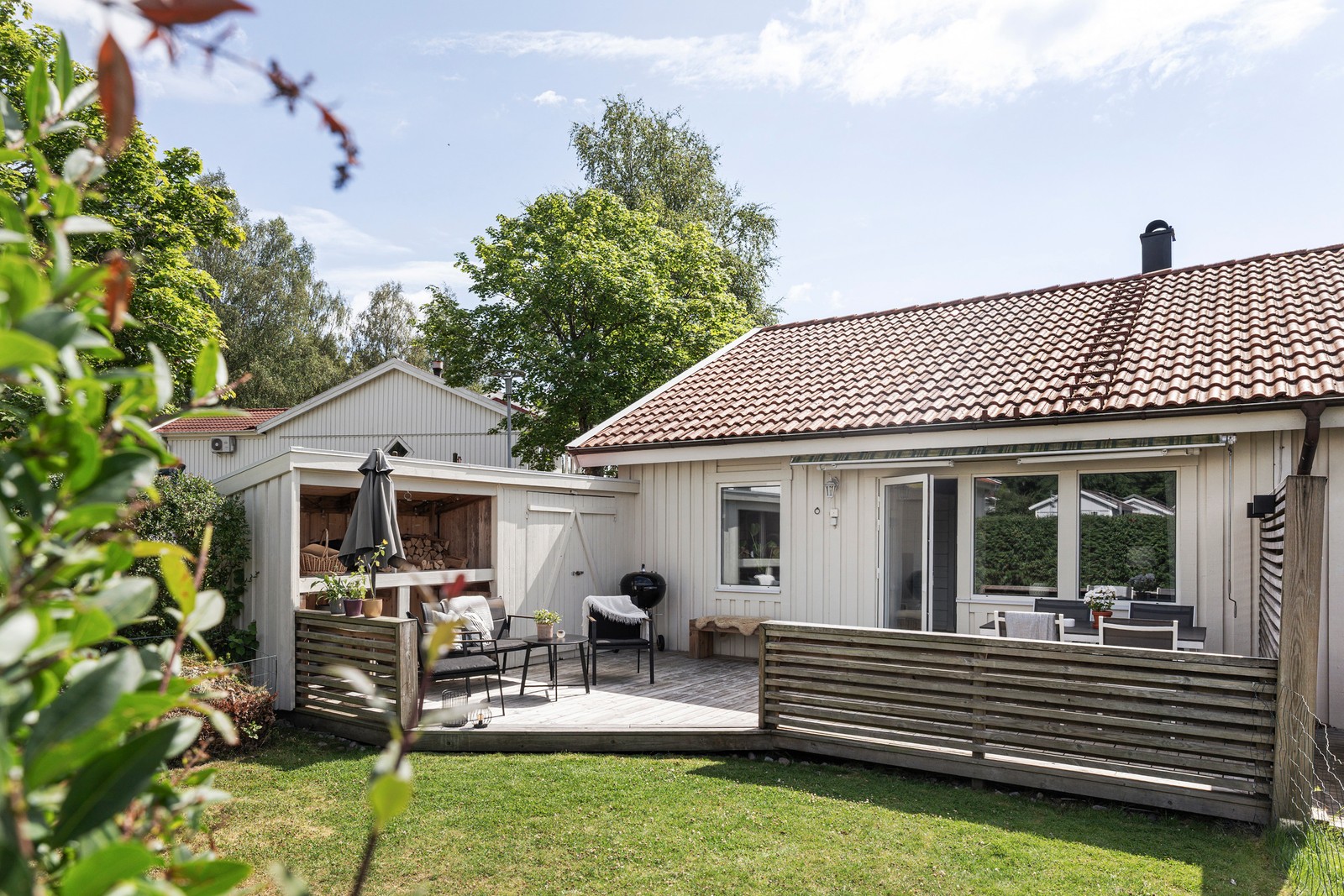 På Ekollonvägen 69 finns detta trevliga gavelradhus