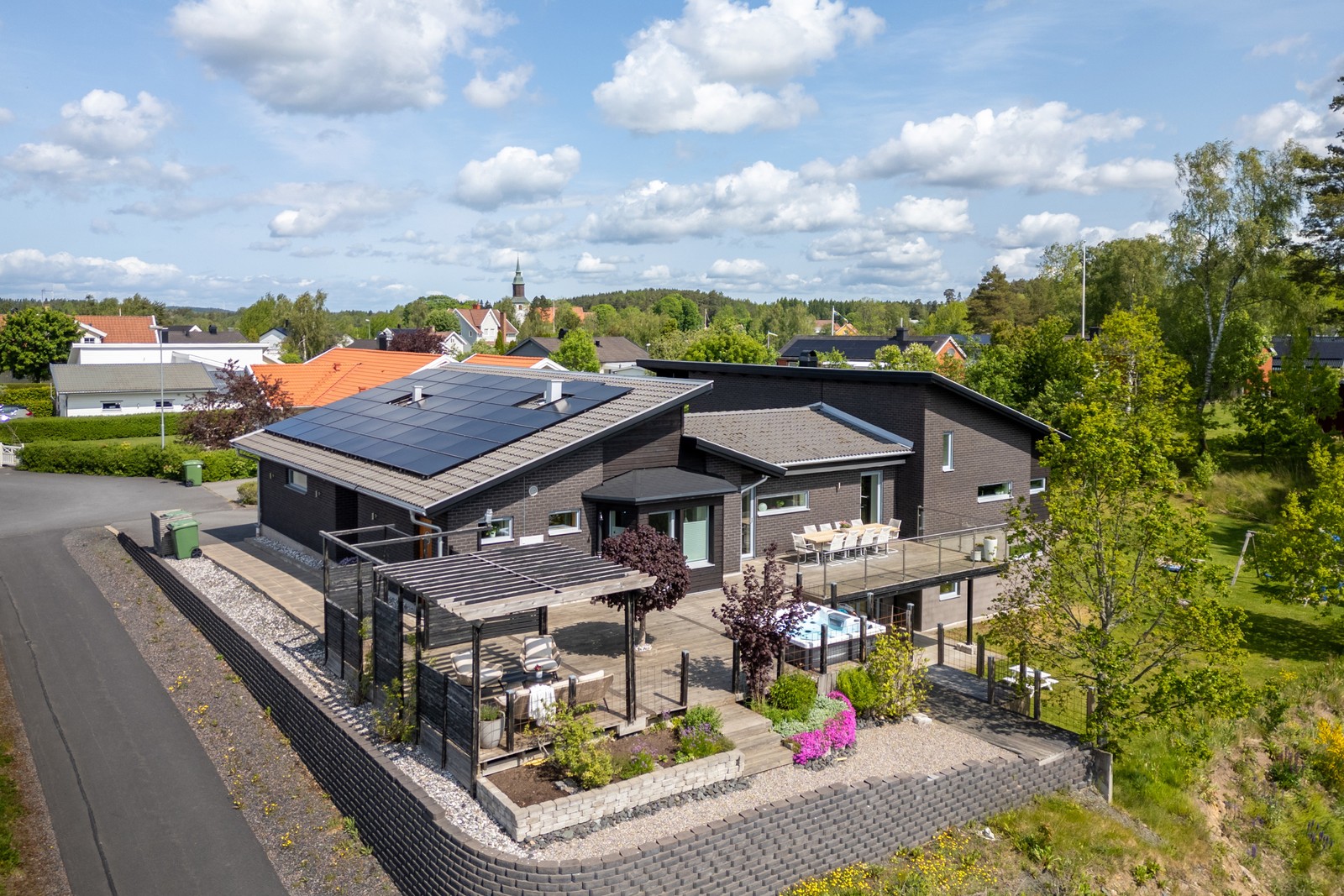 Huset är byggt 2009 och erbjuder en boyta på 236 kvadratmeter samt 86 kvadratmeter biyta.