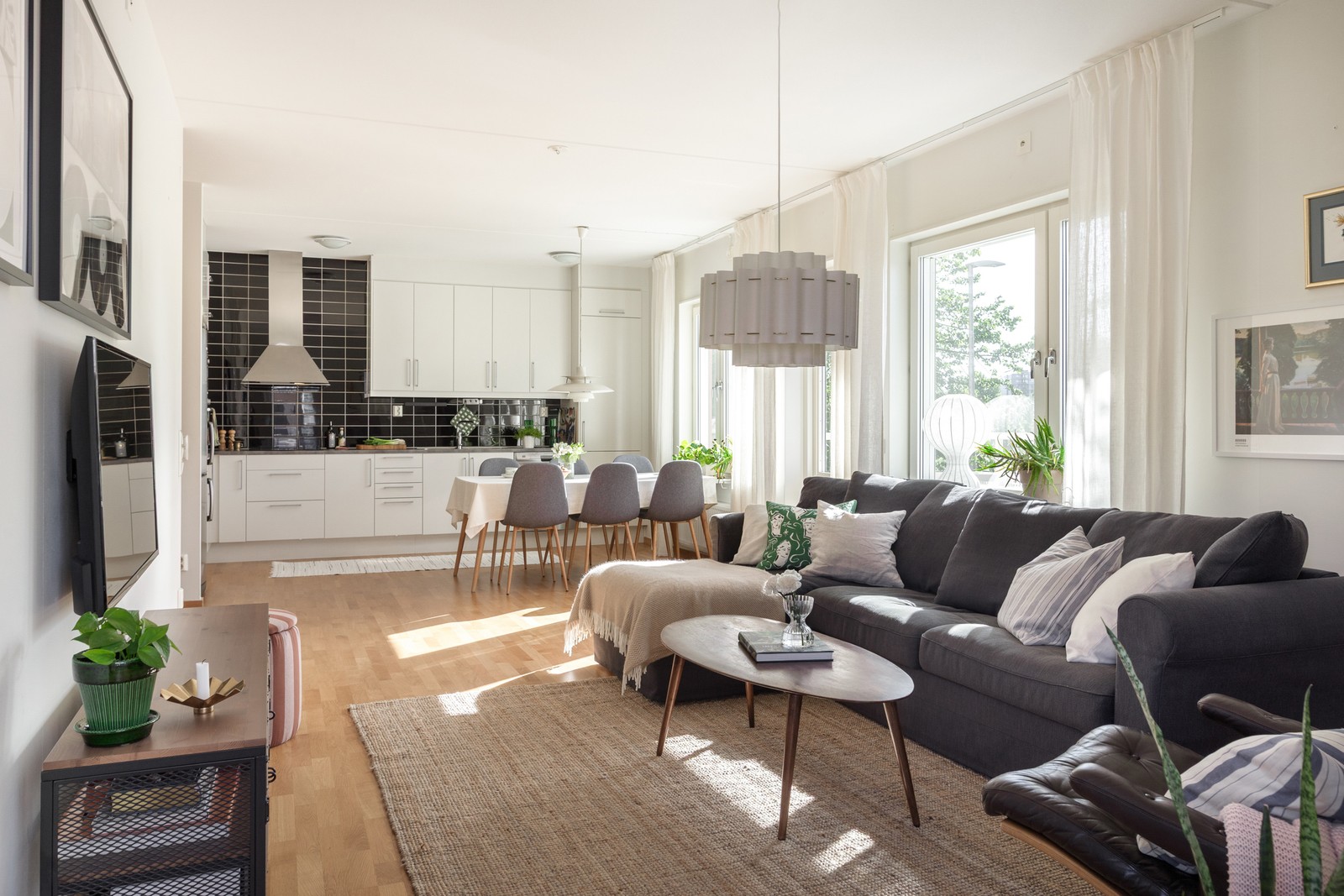 Här väntar en rymlig tvåa med härligt ljusflöde från stora fönsterpartier