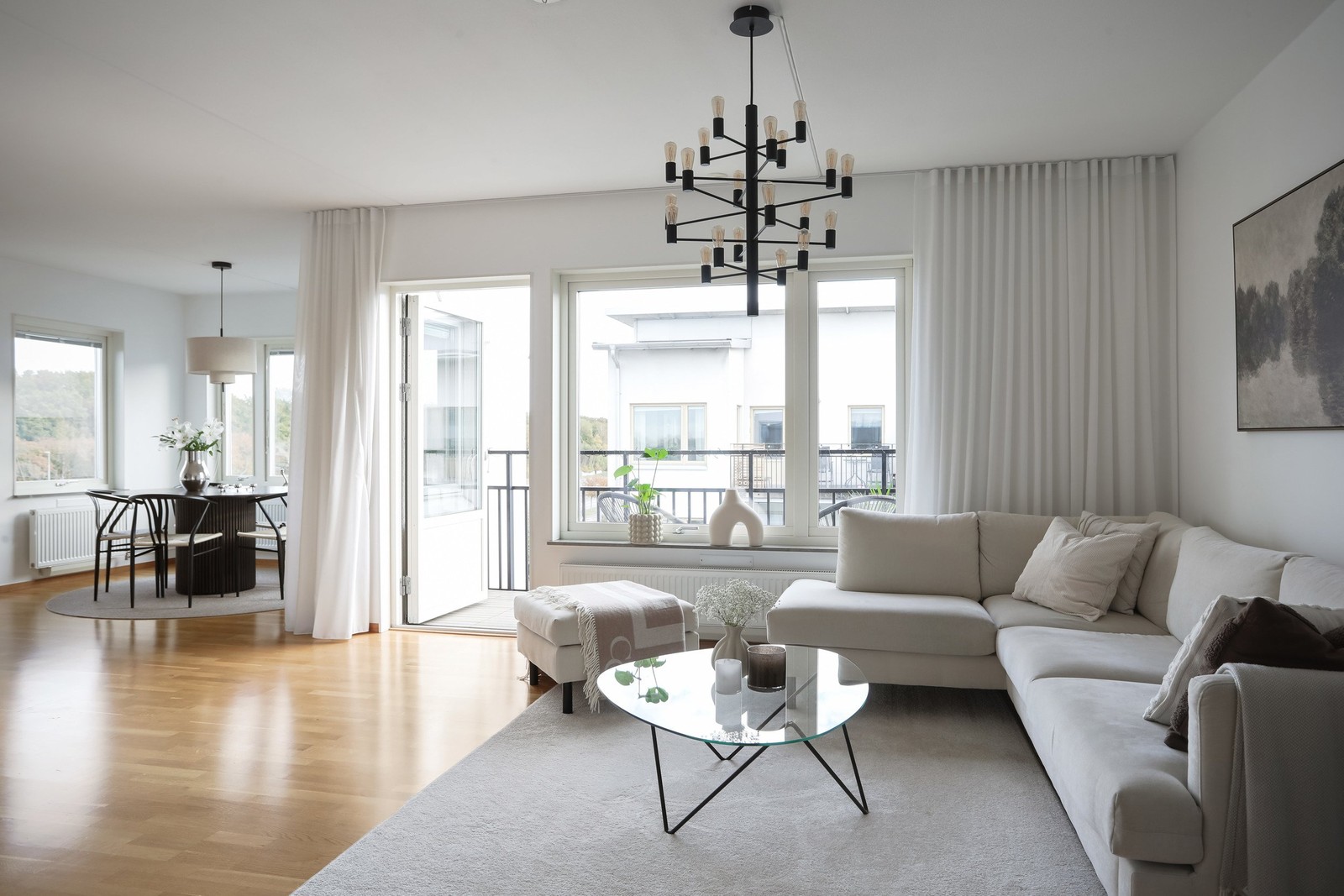 Tack vare bostadens gavelläge fås ett fint ljusflöde från de störa fönsterpartierna