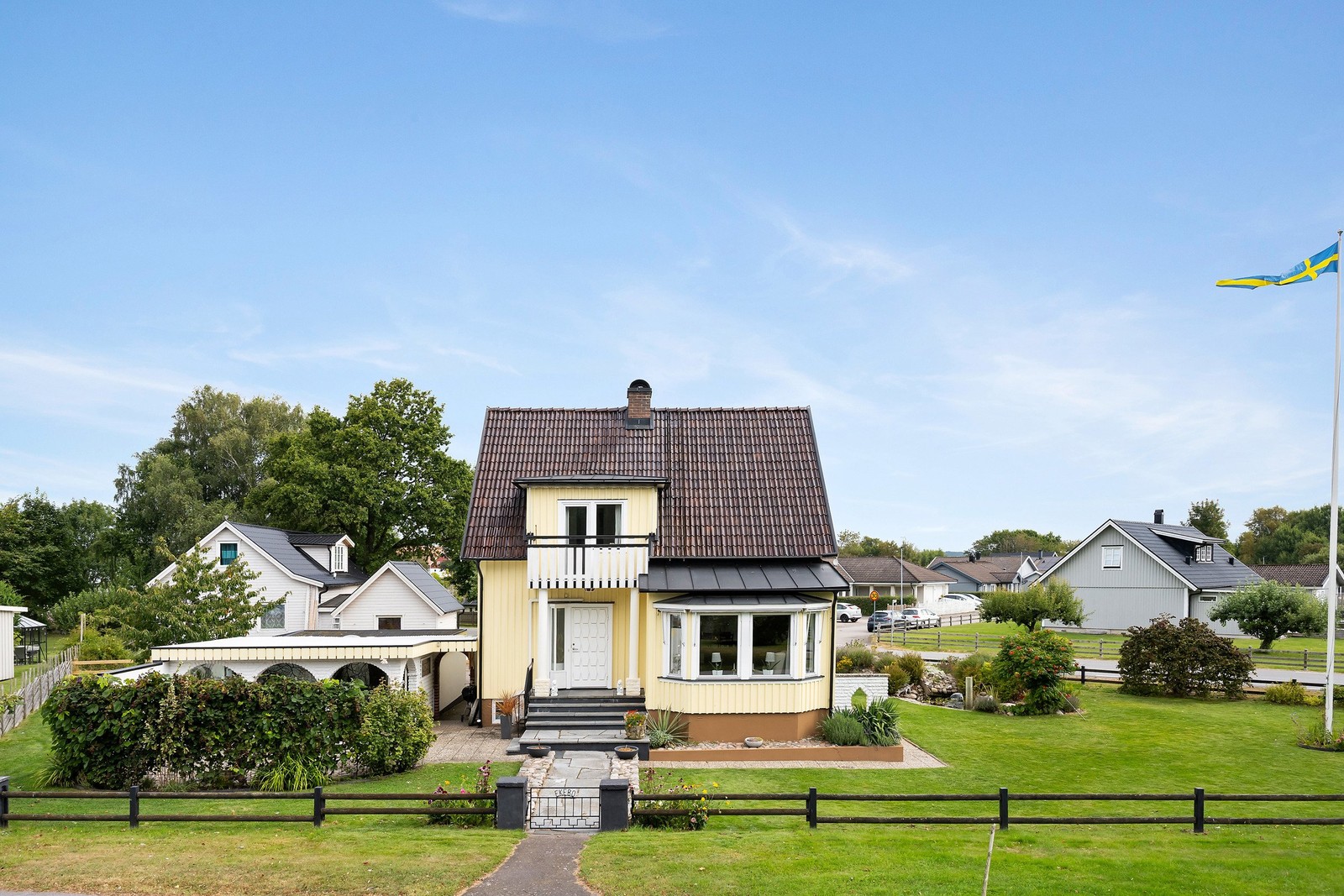 Välkommen till Tvååkersvägen 1 – ett charmigt och välskött hem med stor trädgård