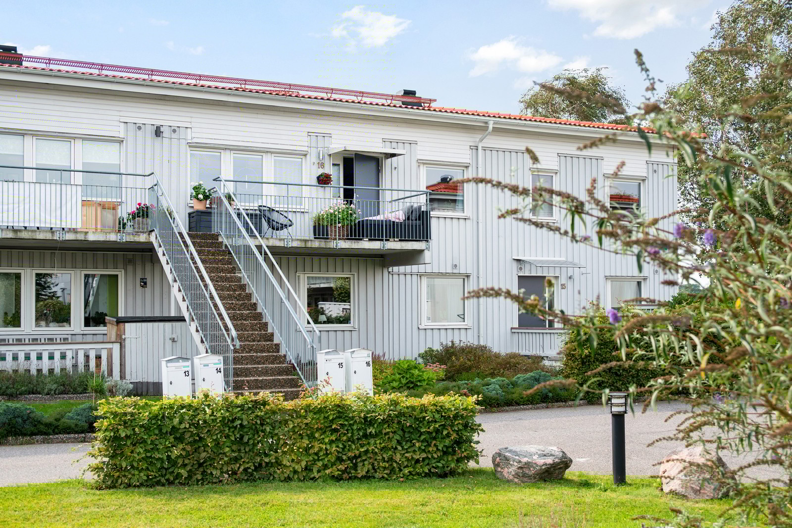 Välkommen till denna välrenoverade och generösa 5:a om 133 kvm