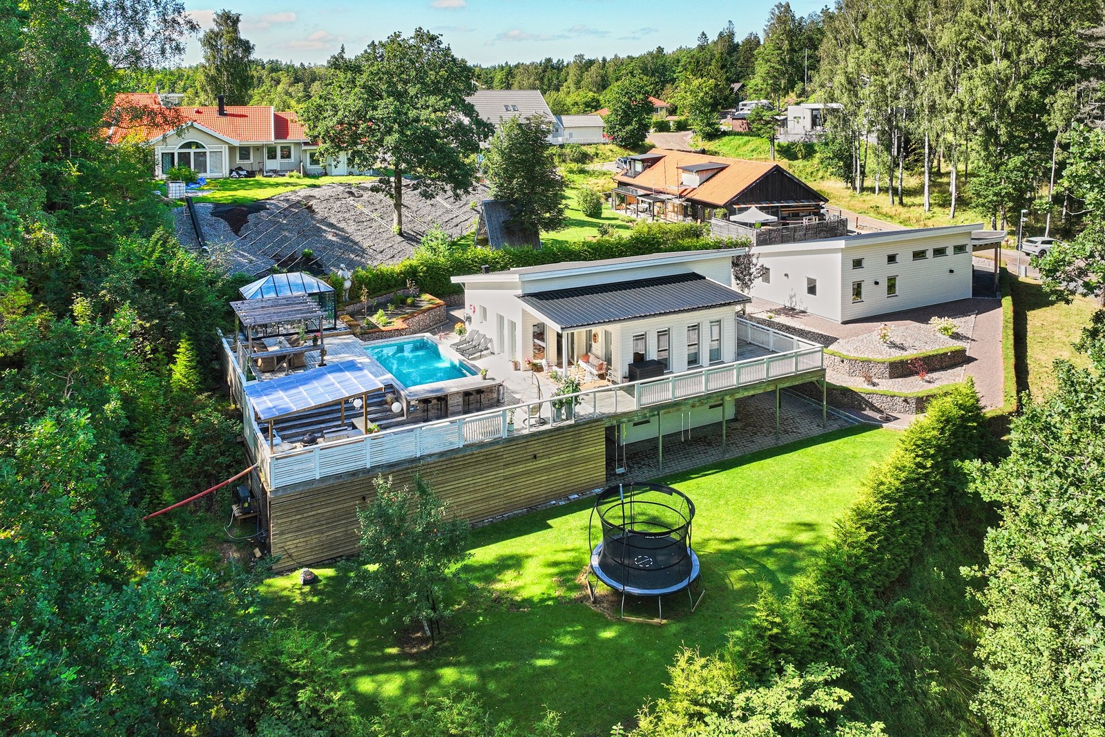 Toppmodern villa på totalt ca 190 kvm med poolområde och stor komplementbyggnad på drygt 80 kvm