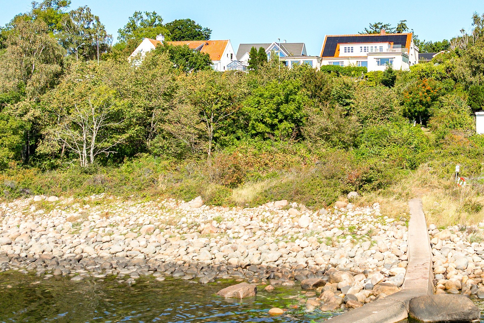 Unikt läge med trädgård nära strandkant och badbrygga