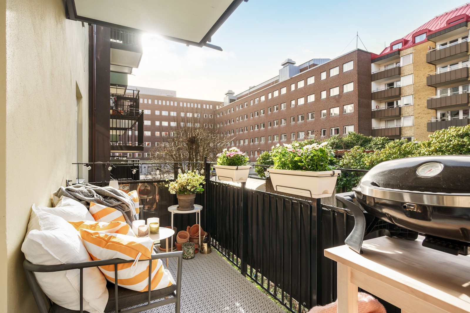 Här erbjuds en stor balkong i solfyllt västerläge