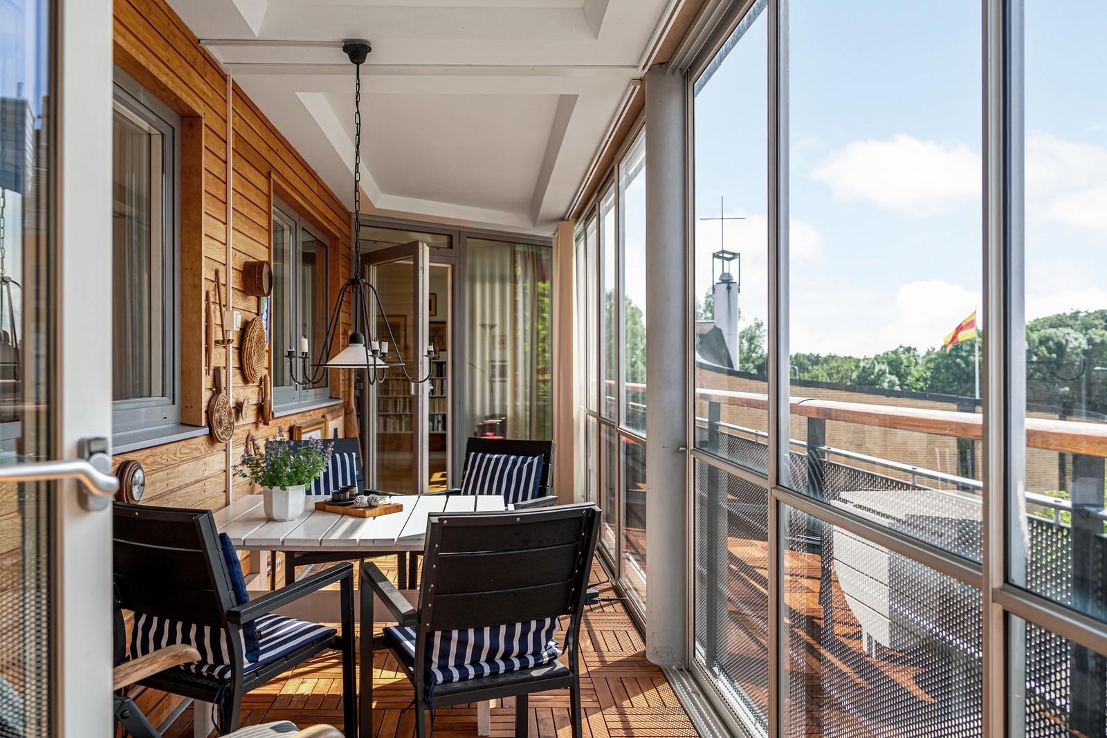 Stor inglasad balkong vilken fungerar som ett extra rum under stora delar av året.