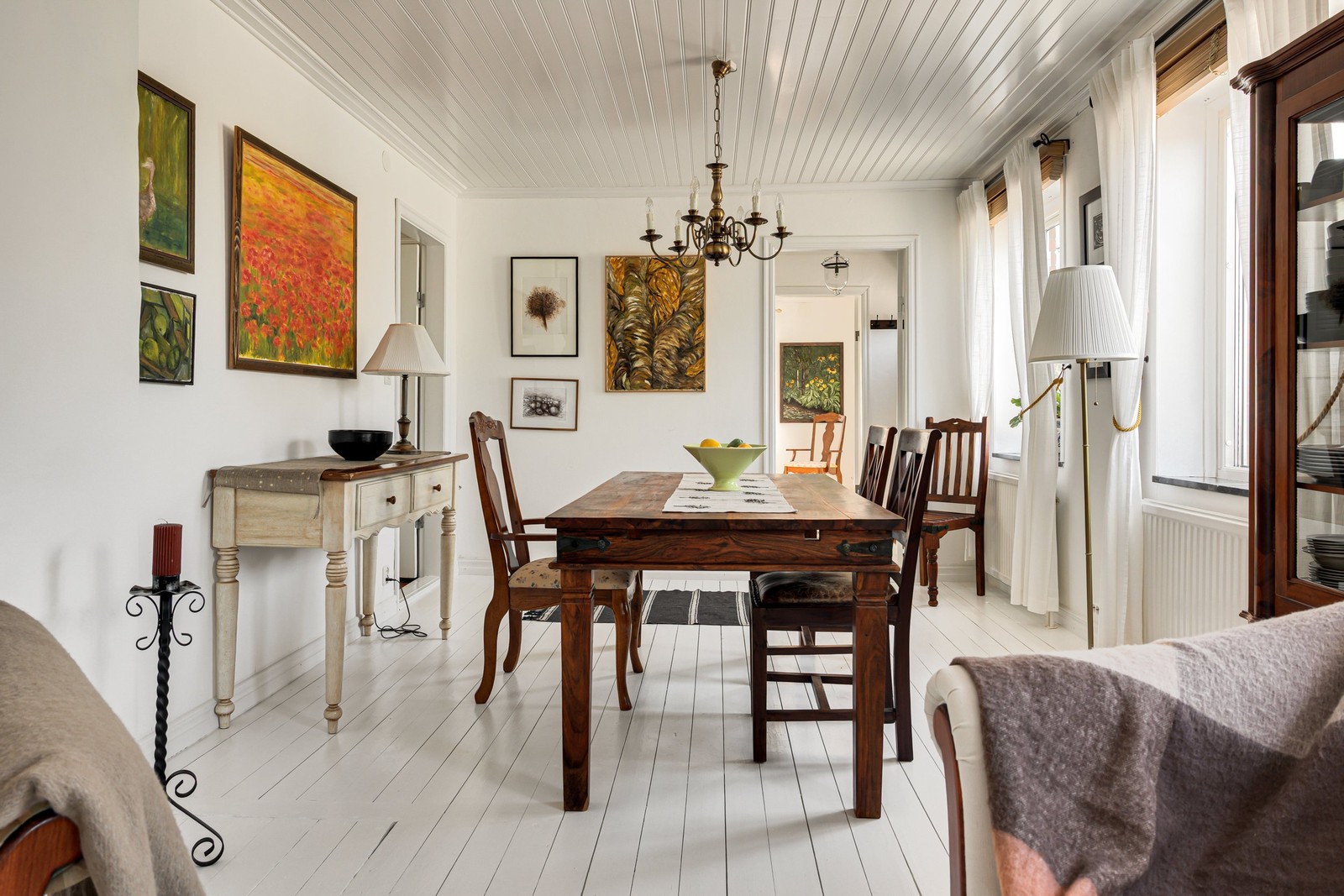 Rymligt och ljust vardagsrum med fyra fönster mot gatan