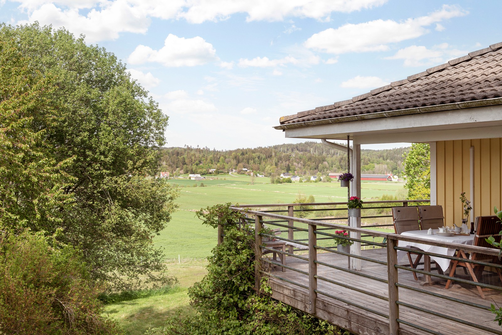 Stor veranda som sträcker sig i flera väderstreck