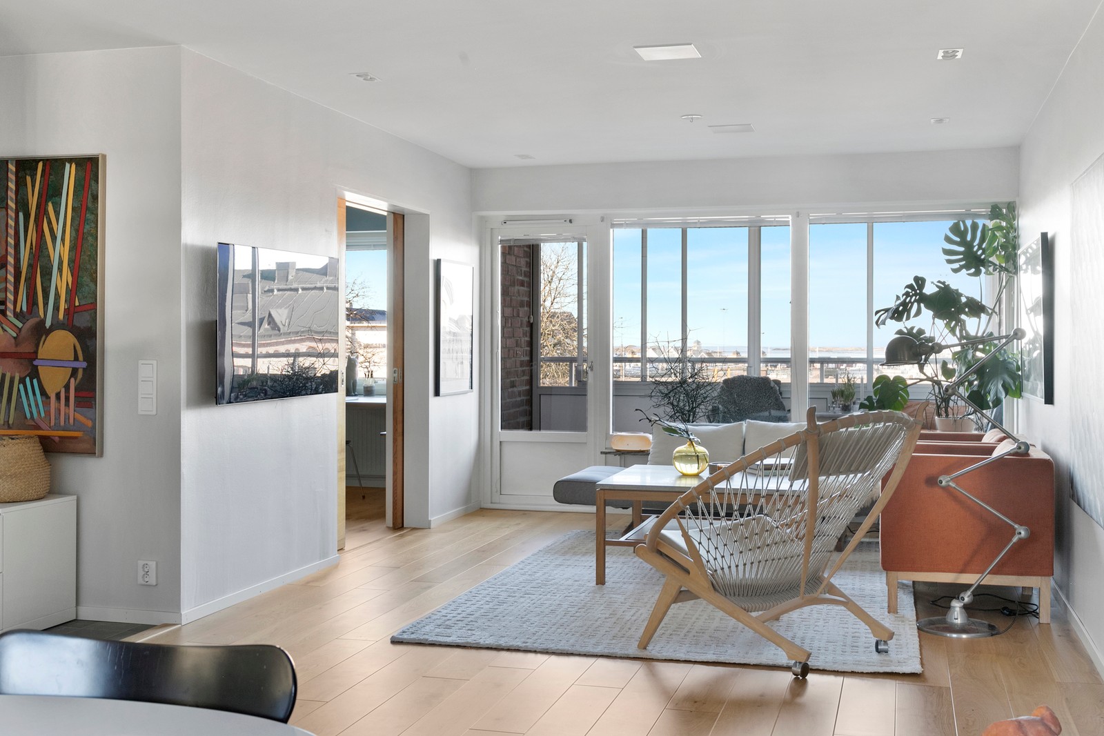 Elegant våning där modern design möter kustnära livskvalitet