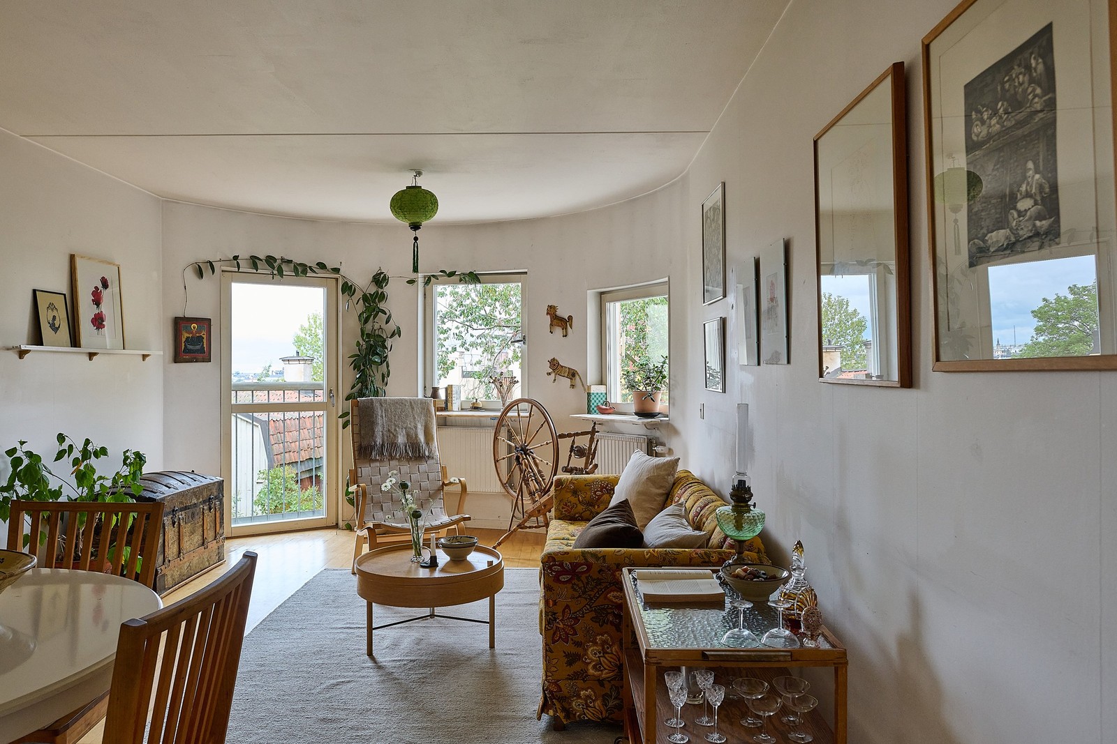 Vardagsrum med utgång till fransk balkong.