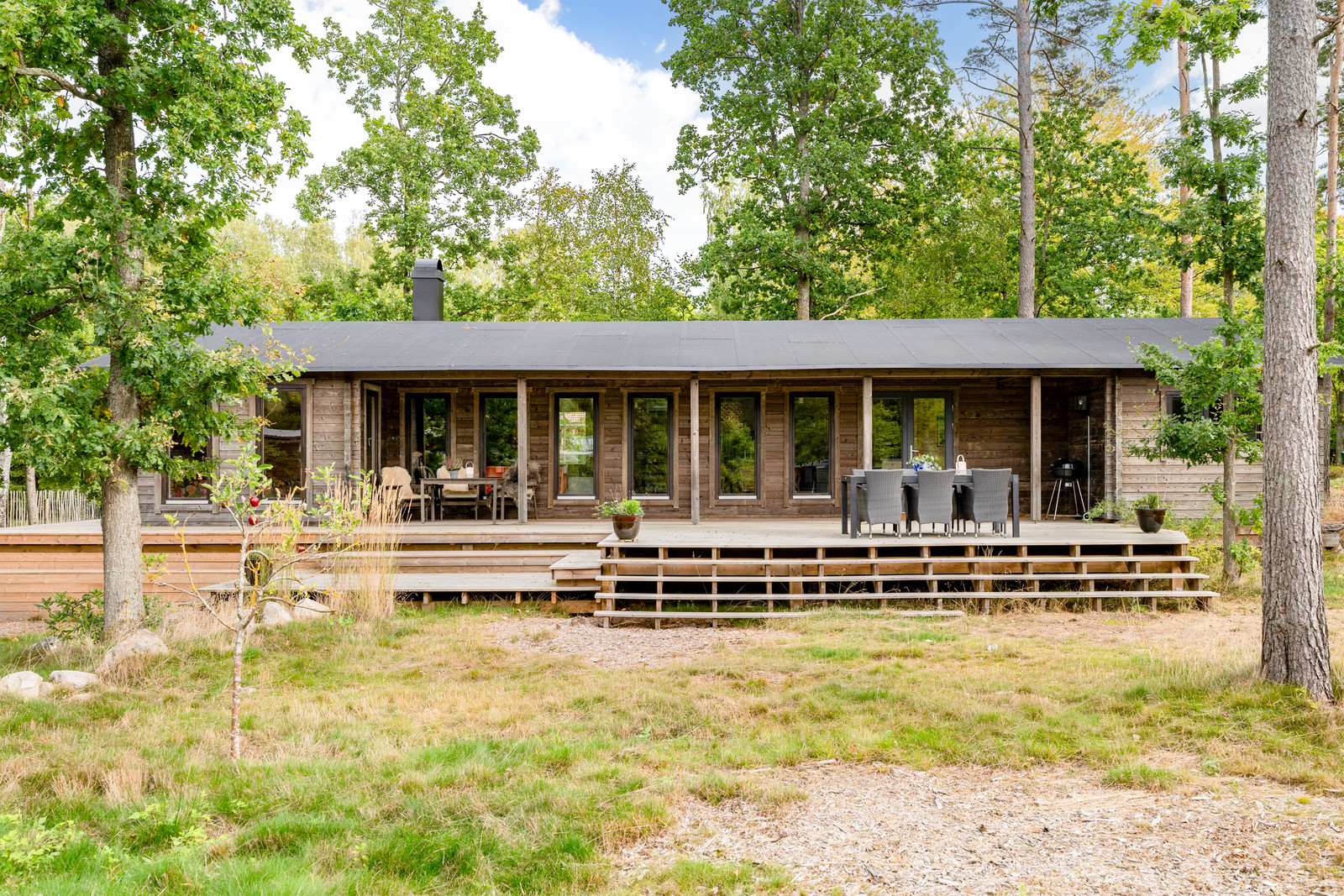 1-planshus med veranda och stort trädäck