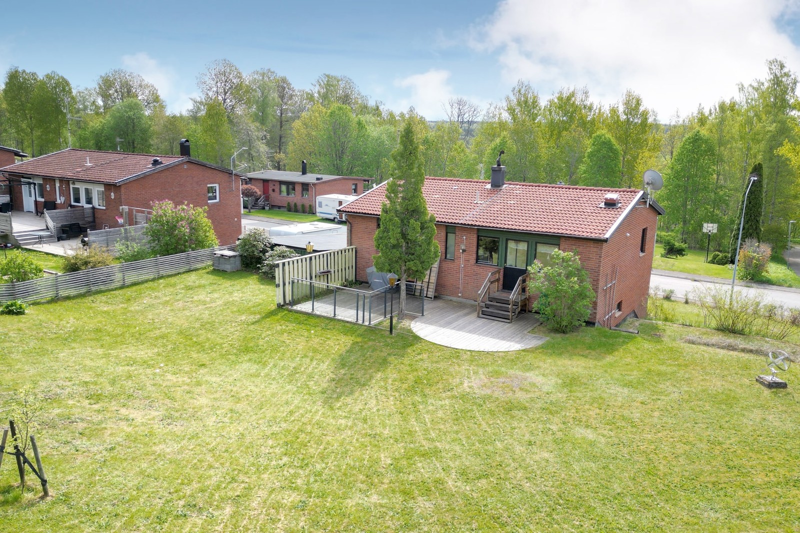 Familjevänligt hus på Nypongatan 13. Stor hörntomt!